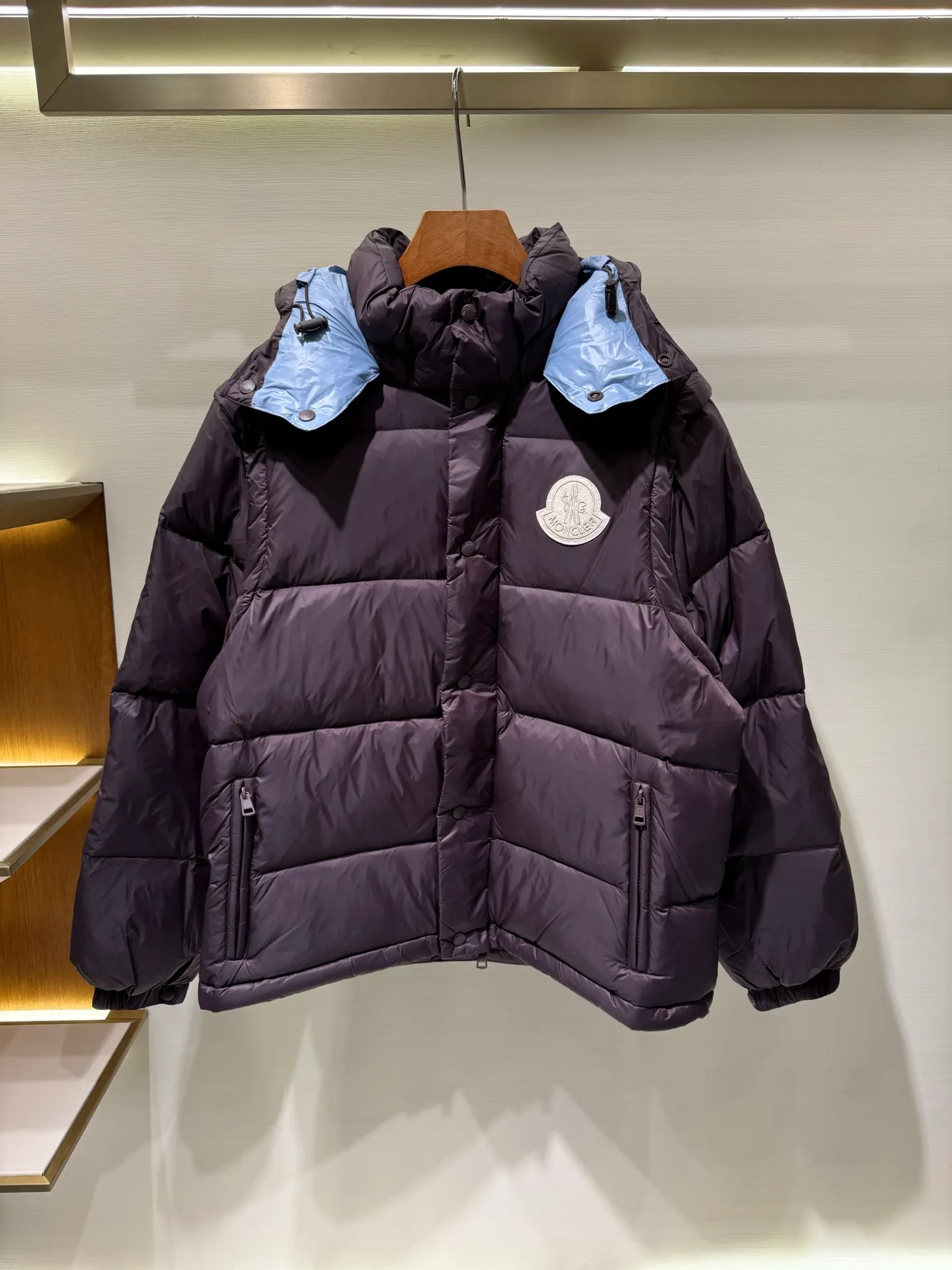 P1340 Moncler Cyclone Men's 2-in-1 Down Jacket The Cyclone down jacket uses a modern approach to interpret the classic silhouette of the 1980s, with a new simple version design. This short down jacket is made from nylon and features easily removable sleeves, allowing you to convert the jacket into a vest. A removable hood and contrast lining complete the design.  Fabric: Made of nylon fabric, lined with Nylon laqué and filled with down, 100% nylon, filling: 95 white duck down, filling capacity of about 300g (washed standard goose down), please order the goose down version if you need it. Craftsmanship: detachable hood and sleeves, zipper and snap button closure, zipper pocket, elastic cuffs, elastic drawstring hem, supports NFC chip sensing, size: 1 2 3 4 5, color: dark blue, dark brown 0556080
