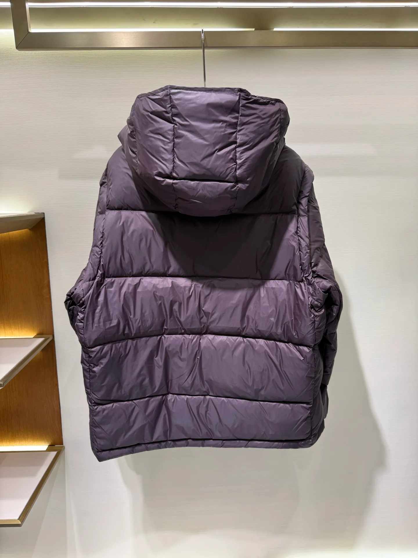 P1340 Moncler Cyclone Men's 2-in-1 Down Jacket The Cyclone down jacket uses a modern approach to interpret the classic silhouette of the 1980s, with a new simple version design. This short down jacket is made from nylon and features easily removable sleeves, allowing you to convert the jacket into a vest. A removable hood and contrast lining complete the design.  Fabric: Made of nylon fabric, lined with Nylon laqué and filled with down, 100% nylon, filling: 95 white duck down, filling capacity of about 300g (washed standard goose down), please order the goose down version if you need it. Craftsmanship: detachable hood and sleeves, zipper and snap button closure, zipper pocket, elastic cuffs, elastic drawstring hem, supports NFC chip sensing, size: 1 2 3 4 5, color: dark blue, dark brown 0556080