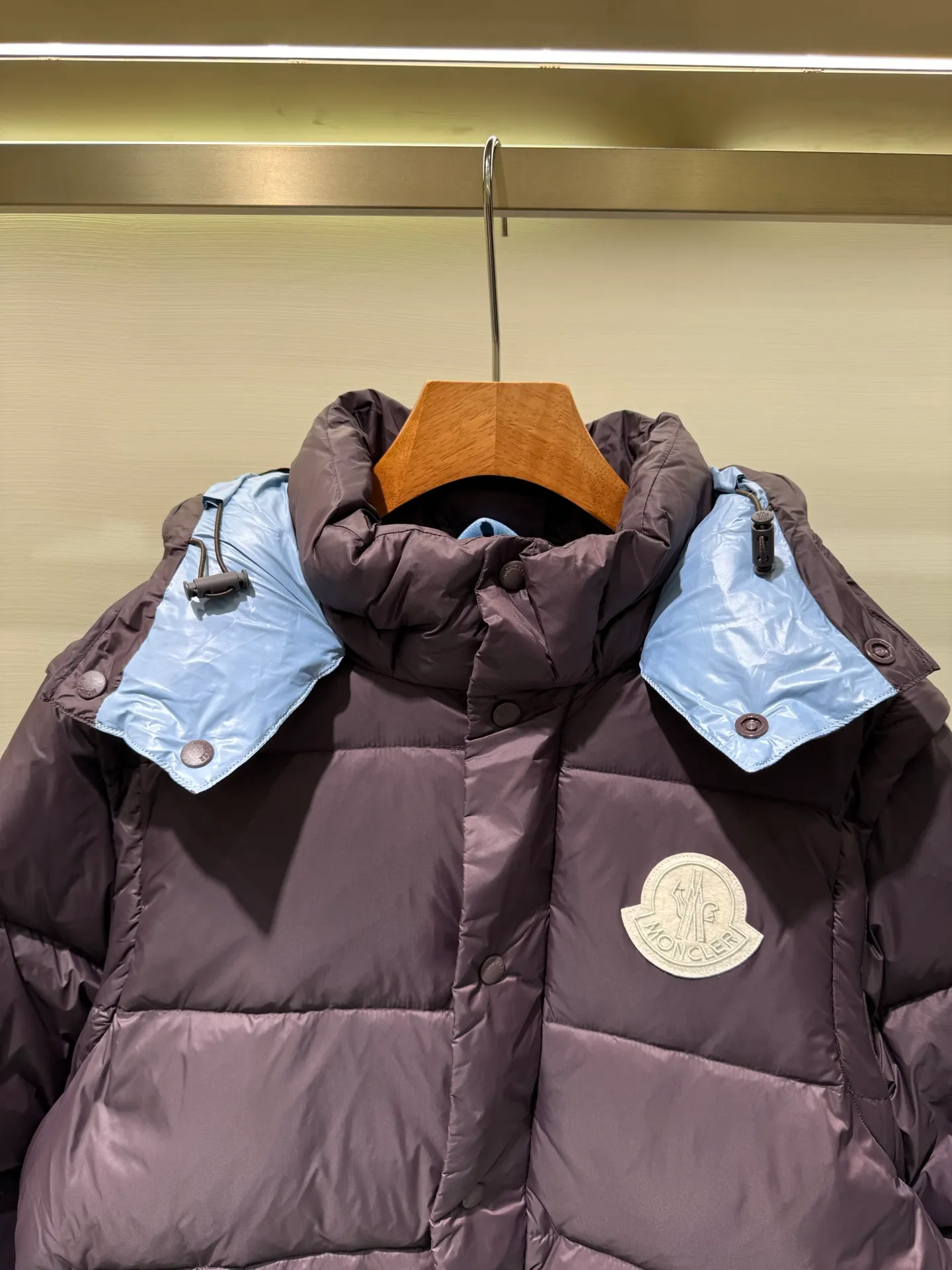 P1340 Moncler Cyclone Men's 2-in-1 Down Jacket The Cyclone down jacket uses a modern approach to interpret the classic silhouette of the 1980s, with a new simple version design. This short down jacket is made from nylon and features easily removable sleeves, allowing you to convert the jacket into a vest. A removable hood and contrast lining complete the design.  Fabric: Made of nylon fabric, lined with Nylon laqué and filled with down, 100% nylon, filling: 95 white duck down, filling capacity of about 300g (washed standard goose down), please order the goose down version if you need it. Craftsmanship: detachable hood and sleeves, zipper and snap button closure, zipper pocket, elastic cuffs, elastic drawstring hem, supports NFC chip sensing, size: 1 2 3 4 5, color: dark blue, dark brown 0556080