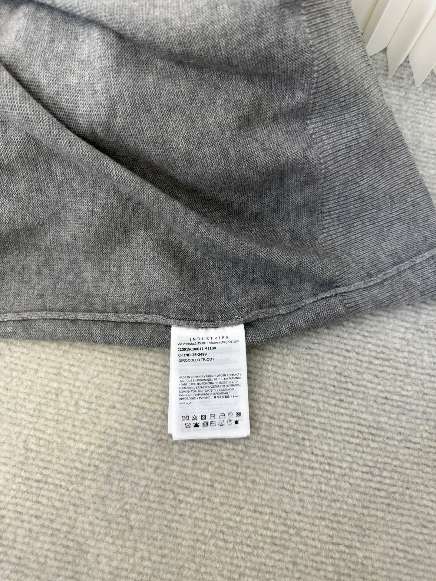 P440 MONCLER jacquard crew neck sweater is made of wool blended fabric, mainly 95% wool, combined with 4% nylon and 1% spandex. The main body of wool ensures the warmth and comfort of the clothing. The addition of a small amount of nylon and spandex significantly improves the elasticity and wear resistance. The ribbed decorative parts are made of 100% wool, which further enhances the overall texture.  Through the high needle count and fine gauge loom, combined with the orderly direction of the internal yarn, the floating threads are cleverly woven and stored, with almost no unnecessary thread mess. The color switching of each group of letters is synchronized with the knitting needles in milliseconds, forming a delicate letter LOGO jacquard decoration on the chest. Size S M L XL