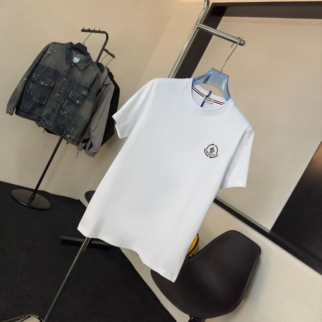 P140 Upgraded version "Mobile phone smart sensor ~ NFC chip armband ~ Direct access to the official website for anti-counterfeiting" "Moncler ~ Mouth Mouth" 2025 new high-quality round neck short-sleeved T-shirt. The cuffs have imported embroidered labels. Customized dyeing, very comfortable to touch. Super versatile and good-looking short-sleeved. Complete with three labels. Non-market ordinary version. Feel free to compare. Quality is absolutely guaranteed! ‼ First of all, this original fabric is all custom-woven with 32-count double yarn fabric, 250G, and the weight is the same‼ Fine workmanship, double waistcoat method, double waistcoat method, double waistcoat method makes the whole dress more three-dimensional, which is not a craft that ordinary T-shirts can achieve🤪 Size: S-M-L-XL-2XL Color: black, white, apricot, same style for men and women