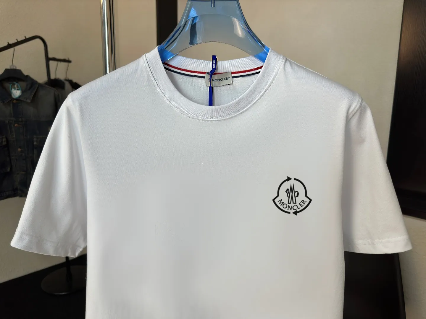 P140 Upgraded version "Mobile phone smart sensor ~ NFC chip armband ~ Direct access to the official website for anti-counterfeiting" "Moncler ~ Mouth Mouth" 2025 new high-quality round neck short-sleeved T-shirt. The cuffs have imported embroidered labels. Customized dyeing, very comfortable to touch. Super versatile and good-looking short-sleeved. Complete with three labels. Non-market ordinary version. Feel free to compare. Quality is absolutely guaranteed! ‼ First of all, this original fabric is all custom-woven with 32-count double yarn fabric, 250G, and the weight is the same‼ Fine workmanship, double waistcoat method, double waistcoat method, double waistcoat method makes the whole dress more three-dimensional, which is not a craft that ordinary T-shirts can achieve🤪 Size: S-M-L-XL-2XL Color: black, white, apricot, same style for men and women