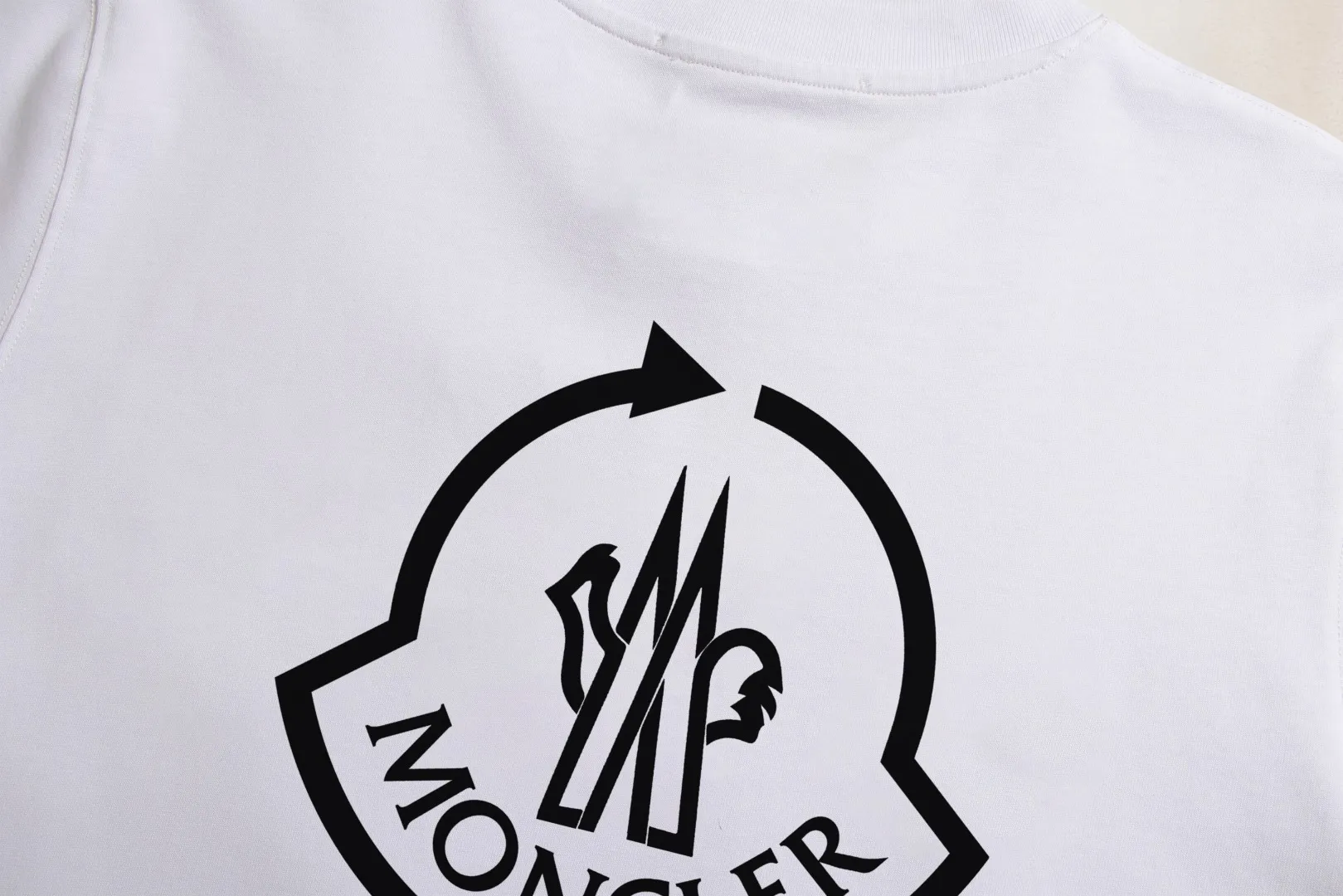 P140 Upgraded version "Mobile phone smart sensor ~ NFC chip armband ~ Direct access to the official website for anti-counterfeiting" "Moncler ~ Mouth Mouth" 2025 new high-quality round neck short-sleeved T-shirt. The cuffs have imported embroidered labels. Customized dyeing, very comfortable to touch. Super versatile and good-looking short-sleeved. Complete with three labels. Non-market ordinary version. Feel free to compare. Quality is absolutely guaranteed! ‼ First of all, this original fabric is all custom-woven with 32-count double yarn fabric, 250G, and the weight is the same‼ Fine workmanship, double waistcoat method, double waistcoat method, double waistcoat method makes the whole dress more three-dimensional, which is not a craft that ordinary T-shirts can achieve🤪 Size: S-M-L-XL-2XL Color: black, white, apricot, same style for men and women