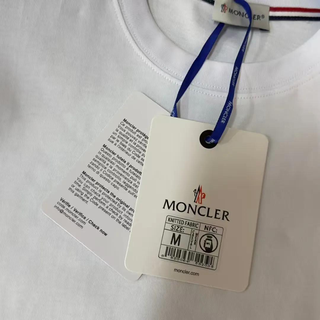 P140 Upgraded version "Mobile phone smart sensor ~ NFC chip armband ~ Direct access to the official website for anti-counterfeiting" "Moncler ~ Mouth Mouth" 2025 new high-quality round neck short-sleeved T-shirt. The cuffs have imported embroidered labels. Customized dyeing, very comfortable to touch. Super versatile and good-looking short-sleeved. Complete with three labels. Non-market ordinary version. Feel free to compare. Quality is absolutely guaranteed! ‼ First of all, this original fabric is all custom-woven with 32-count double yarn fabric, 250G, and the weight is the same‼ Fine workmanship, double waistcoat method, double waistcoat method, double waistcoat method makes the whole dress more three-dimensional, which is not a craft that ordinary T-shirts can achieve🤪 Size: S-M-L-XL-2XL Color: black, white, apricot, same style for men and women