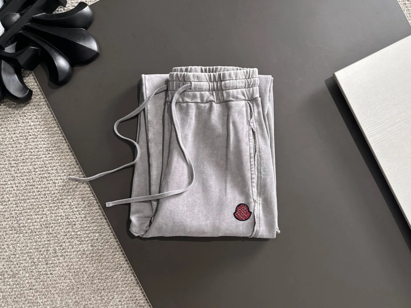 Next day shipment P360 MONCLER/Mongoose Exclusive first release of 25ss autumn and winter new high-quality trousers Compare real-life details at will A perfect choice for autumn and winter. A must-have item. Loose fit. Please refer to the size chart when placing an order: S to XL (or state your height and weight when placing an order)