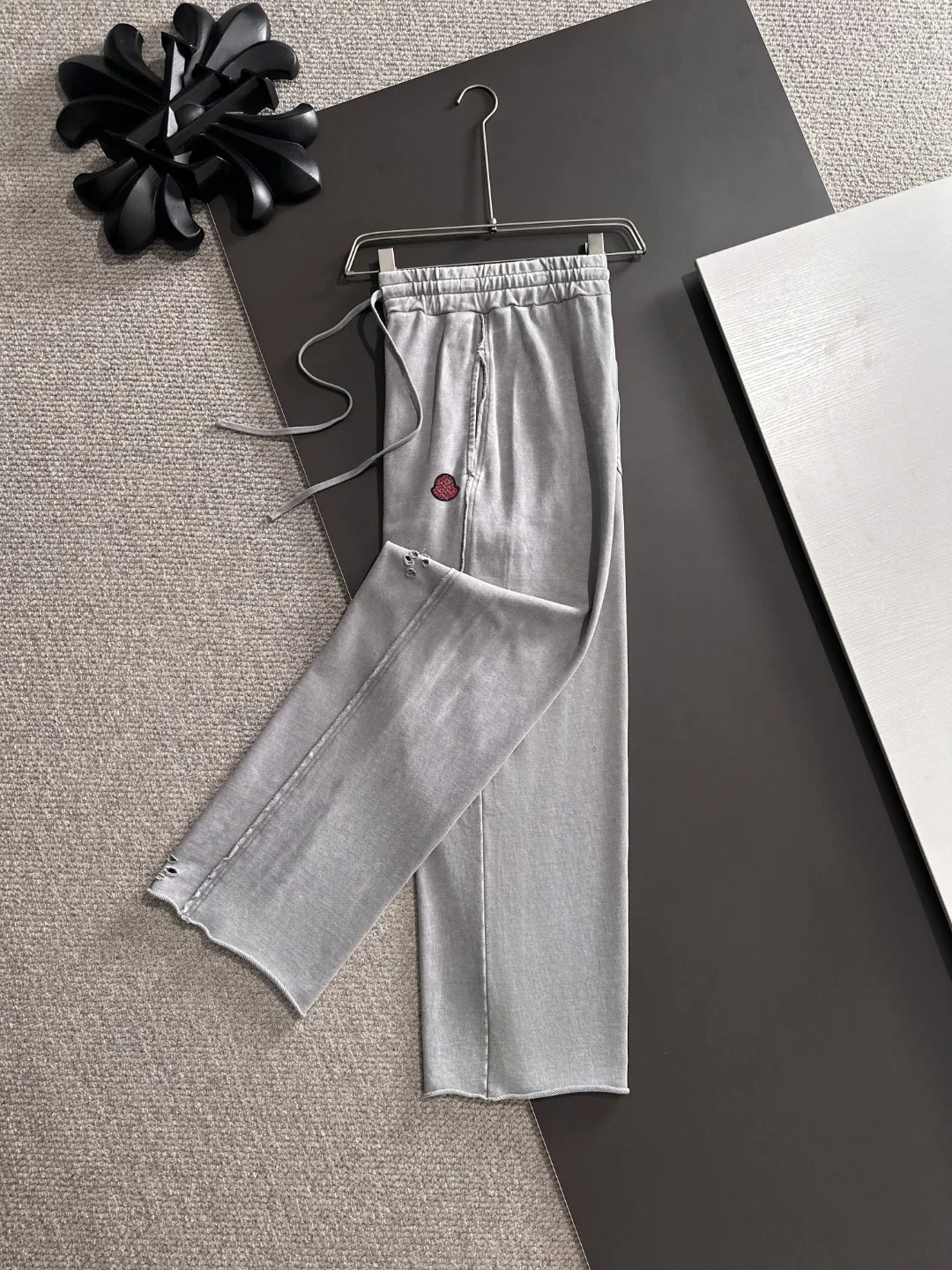 Next day shipment P360 MONCLER/Mongoose Exclusive first release of 25ss autumn and winter new high-quality trousers Compare real-life details at will A perfect choice for autumn and winter. A must-have item. Loose fit. Please refer to the size chart when placing an order: S to XL (or state your height and weight when placing an order)