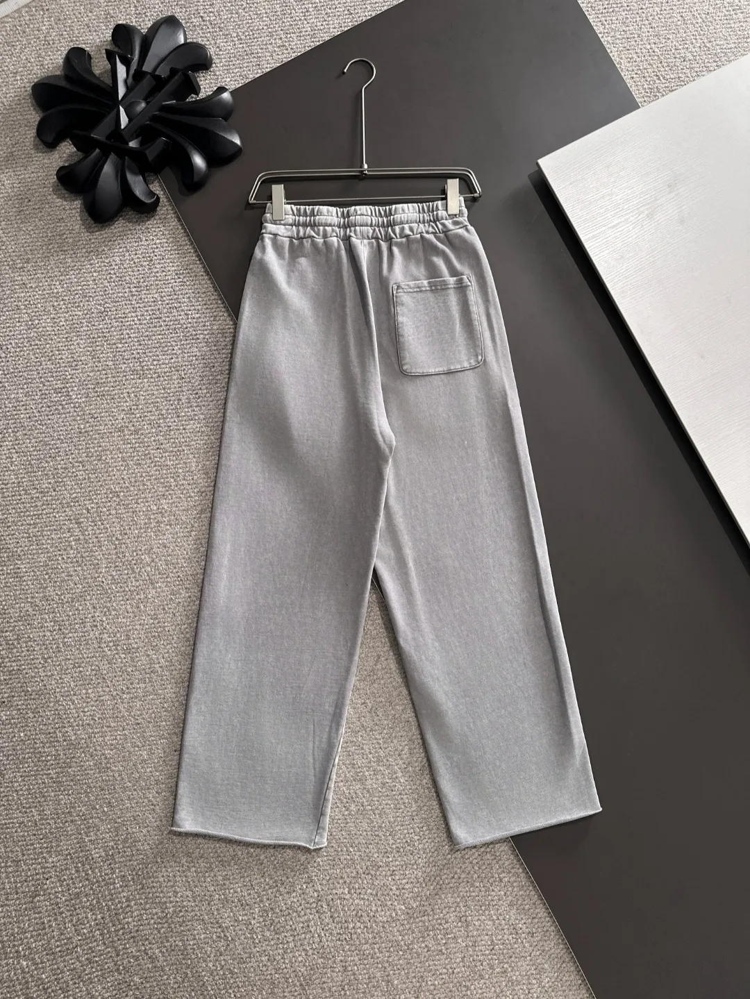 Next day shipment P360 MONCLER/Mongoose Exclusive first release of 25ss autumn and winter new high-quality trousers Compare real-life details at will A perfect choice for autumn and winter. A must-have item. Loose fit. Please refer to the size chart when placing an order: S to XL (or state your height and weight when placing an order)