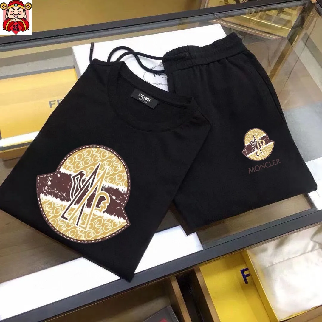 P320 [MONCLER Mouth Mouth] (Fat Man's Gospel) The same style as the 2025 official website. World-renowned luxury brand. Summer men's (double mercerized) high-quality 🐂 suit. It is made of imported original fabrics. It is a fashion trend of the season and a versatile hit. Simple and elegant, precise workmanship allows you to be at the top of fashion. Size: M-5XL (can be worn up to 220 pounds)