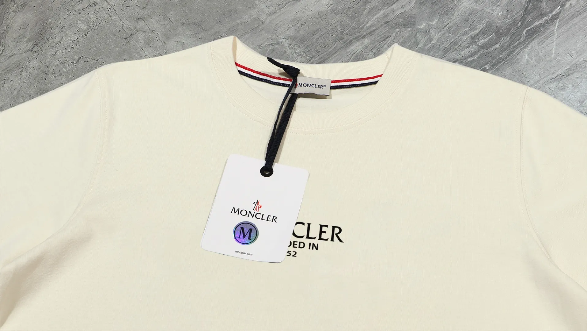 P140 💰Upgraded version "Mobile phone smart sensor ~ NFC chip armband ~ direct access to the official website for anti-counterfeiting" "Moncler ~ Mouth Mouth" 2025 new high-quality round neck short-sleeved T-shirt. The cuffs have imported embroidered labels. Customized dyeing, very comfortable to touch. Super versatile and good-looking short-sleeved. Complete with three labels. Non-market ordinary version. Feel free to compare. Quality is absolutely guaranteed! ‼ First of all, this original fabric is all custom-woven with 32-count double yarn fabric, 250G, and the weight is the same‼ Fine workmanship, double waistcoat method, double waistcoat method, double waistcoat method makes the whole dress more three-dimensional, which is not a craft that ordinary T-shirts can achieve🤪 Size: S-M-L-XL-2XL Color: black, white, apricot, same style for men and women