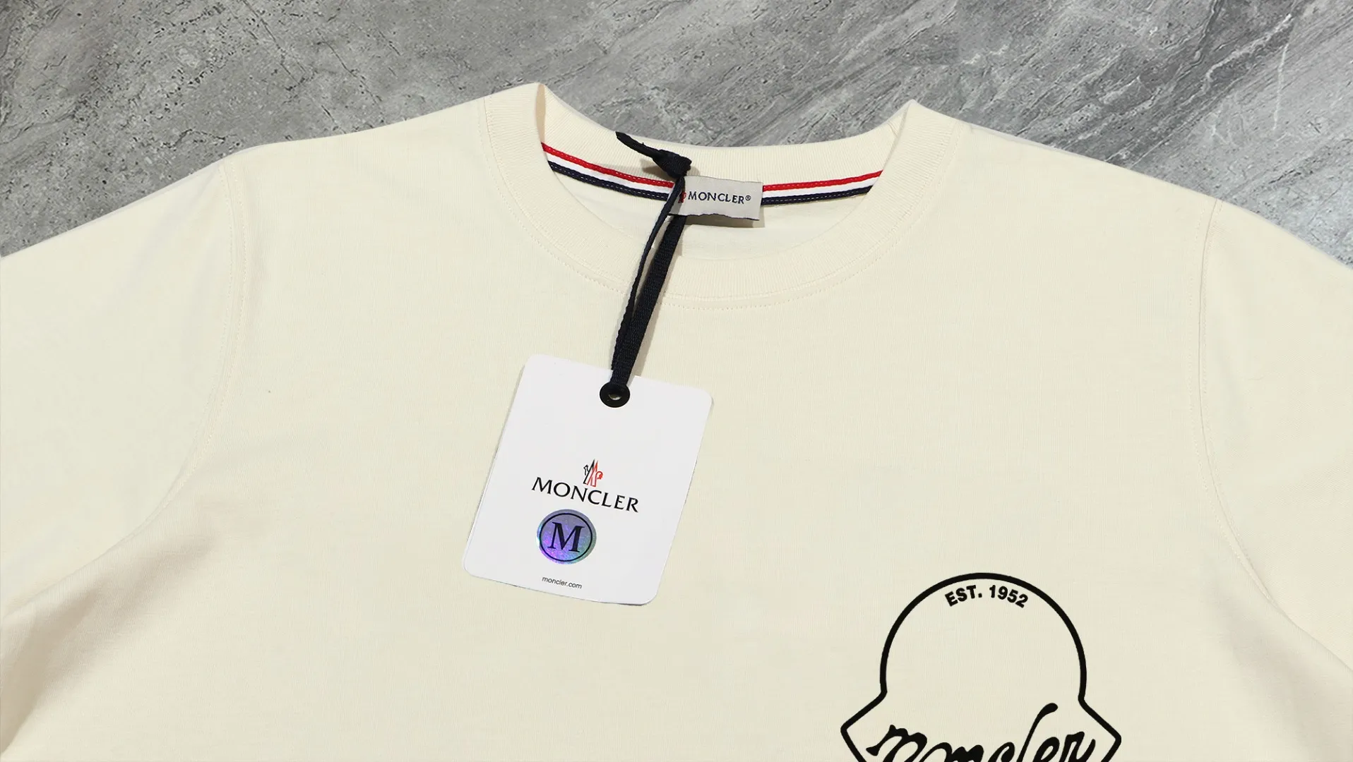 P140 💰Upgraded version "Mobile phone smart sensor ~ NFC chip armband ~ direct access to the official website for anti-counterfeiting" "Moncler ~ Mouth Mouth" 2025 new high-quality round neck short-sleeved T-shirt. The cuffs have imported embroidered labels. Customized dyeing, very comfortable to touch. Super versatile and good-looking short-sleeved. Complete with three labels. Non-market ordinary version. Feel free to compare. Quality is absolutely guaranteed! ‼ First of all, this original fabric is all custom-woven with 32-count double yarn fabric, 250G, and the weight is the same‼ Fine workmanship, double waistcoat method, double waistcoat method, double waistcoat method makes the whole dress more three-dimensional, which is not a craft that ordinary T-shirts can achieve🤪 Size: S-M-L-XL-2XL Color: black, white, apricot, same style for men and women