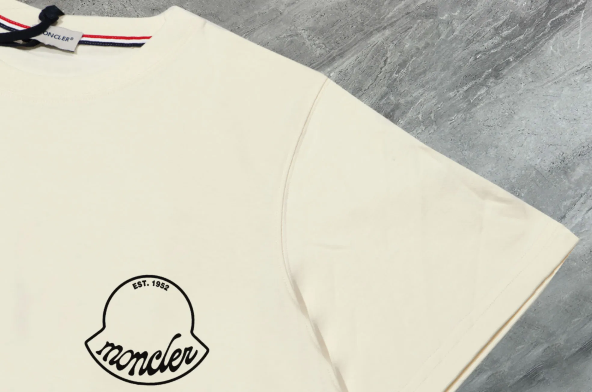 P140 💰Upgraded version "Mobile phone smart sensor ~ NFC chip armband ~ direct access to the official website for anti-counterfeiting" "Moncler ~ Mouth Mouth" 2025 new high-quality round neck short-sleeved T-shirt. The cuffs have imported embroidered labels. Customized dyeing, very comfortable to touch. Super versatile and good-looking short-sleeved. Complete with three labels. Non-market ordinary version. Feel free to compare. Quality is absolutely guaranteed! ‼ First of all, this original fabric is all custom-woven with 32-count double yarn fabric, 250G, and the weight is the same‼ Fine workmanship, double waistcoat method, double waistcoat method, double waistcoat method makes the whole dress more three-dimensional, which is not a craft that ordinary T-shirts can achieve🤪 Size: S-M-L-XL-2XL Color: black, white, apricot, same style for men and women
