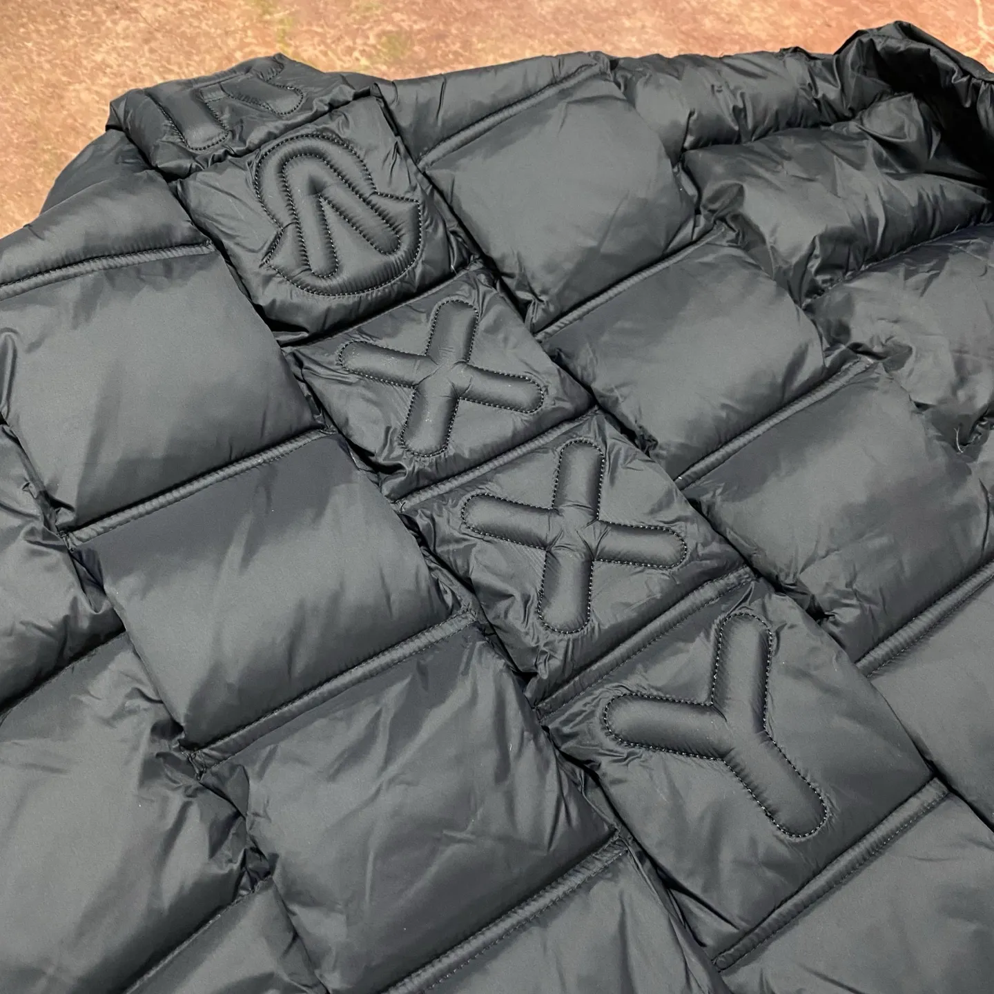 P1000 Moncler special grade down⬆️Moner x Cistopher Raxxy celebrity style 3D quilted zipper down jacket for men and women. This down is a men's and women's single product of the Moner x Cistopher Raxxy series. The decorative elements convey the design concept of the ladder of dreams. Actors Zhou Yutong and Wang Anyu passionately interpret the "Dream Staircase" design concept. This three-dimensional quilted down jacket is made of lightweight tear-resistant fabric and was created in collaboration with Cistopher Raxxy. This down jacket is inspired by a spiral staircase, with decorative elements that represent the winding steps of destiny. Details Made of lightweight ripstop fabric Fine ripstop lining Zippered opening and hidden pockets Windproof fly Zip closure Quilted patch, down-filled Co-branded felt logo patch size: 1.2.3.4