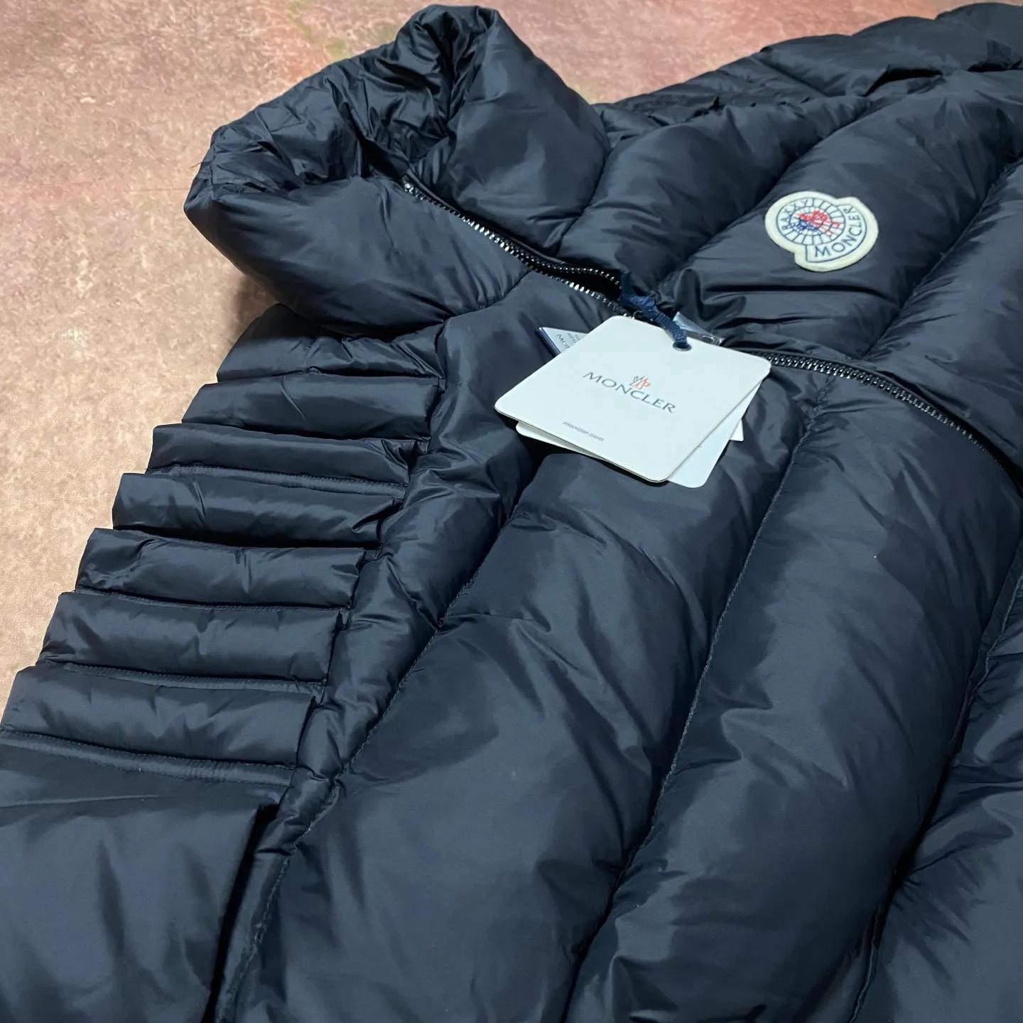 P1000 Moncler special grade down⬆️Moner x Cistopher Raxxy celebrity style 3D quilted zipper down jacket for men and women. This down is a men's and women's single product of the Moner x Cistopher Raxxy series. The decorative elements convey the design concept of the ladder of dreams. Actors Zhou Yutong and Wang Anyu passionately interpret the "Dream Staircase" design concept. This three-dimensional quilted down jacket is made of lightweight tear-resistant fabric and was created in collaboration with Cistopher Raxxy. This down jacket is inspired by a spiral staircase, with decorative elements that represent the winding steps of destiny. Details Made of lightweight ripstop fabric Fine ripstop lining Zippered opening and hidden pockets Windproof fly Zip closure Quilted patch, down-filled Co-branded felt logo patch size: 1.2.3.4