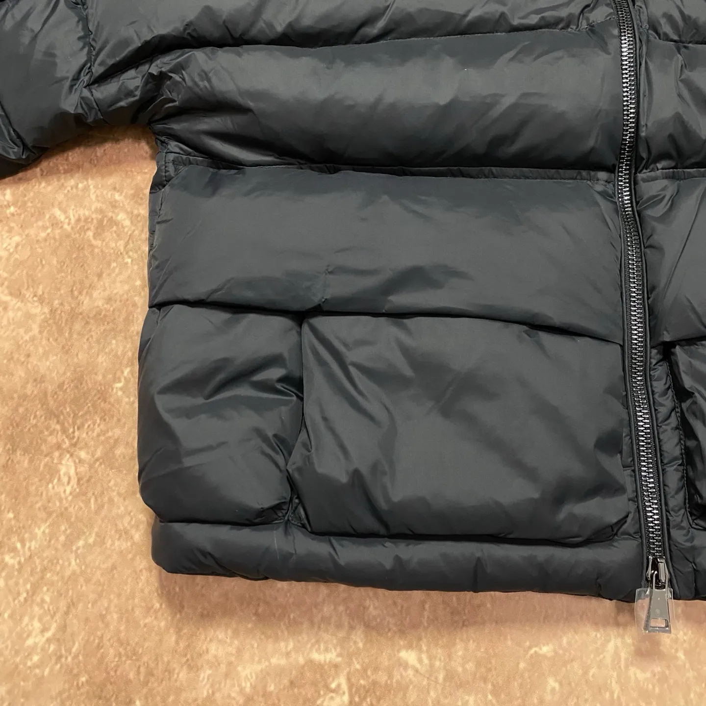 P1000 Moncler special grade down⬆️Moner x Cistopher Raxxy celebrity style 3D quilted zipper down jacket for men and women. This down is a men's and women's single product of the Moner x Cistopher Raxxy series. The decorative elements convey the design concept of the ladder of dreams. Actors Zhou Yutong and Wang Anyu passionately interpret the "Dream Staircase" design concept. This three-dimensional quilted down jacket is made of lightweight tear-resistant fabric and was created in collaboration with Cistopher Raxxy. This down jacket is inspired by a spiral staircase, with decorative elements that represent the winding steps of destiny. Details Made of lightweight ripstop fabric Fine ripstop lining Zippered opening and hidden pockets Windproof fly Zip closure Quilted patch, down-filled Co-branded felt logo patch size: 1.2.3.4