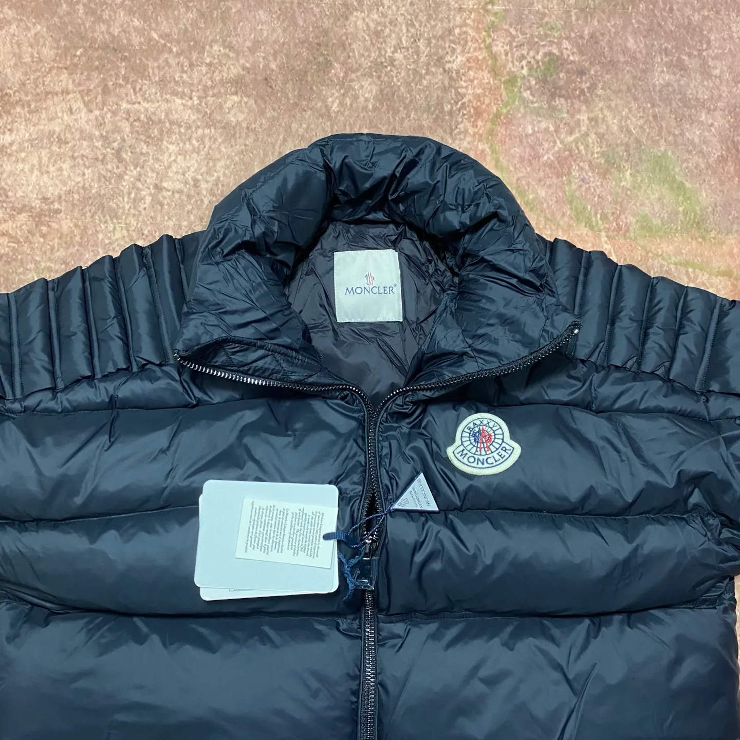 P1000 Moncler special grade down⬆️Moner x Cistopher Raxxy celebrity style 3D quilted zipper down jacket for men and women. This down is a men's and women's single product of the Moner x Cistopher Raxxy series. The decorative elements convey the design concept of the ladder of dreams. Actors Zhou Yutong and Wang Anyu passionately interpret the "Dream Staircase" design concept. This three-dimensional quilted down jacket is made of lightweight tear-resistant fabric and was created in collaboration with Cistopher Raxxy. This down jacket is inspired by a spiral staircase, with decorative elements that represent the winding steps of destiny. Details Made of lightweight ripstop fabric Fine ripstop lining Zippered opening and hidden pockets Windproof fly Zip closure Quilted patch, down-filled Co-branded felt logo patch size: 1.2.3.4
