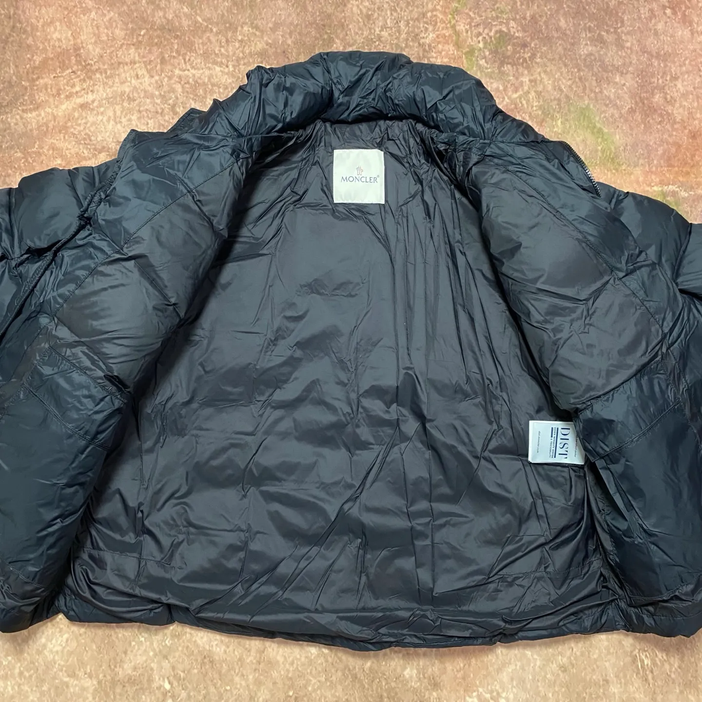 P1000 Moncler special grade down⬆️Moner x Cistopher Raxxy celebrity style 3D quilted zipper down jacket for men and women. This down is a men's and women's single product of the Moner x Cistopher Raxxy series. The decorative elements convey the design concept of the ladder of dreams. Actors Zhou Yutong and Wang Anyu passionately interpret the "Dream Staircase" design concept. This three-dimensional quilted down jacket is made of lightweight tear-resistant fabric and was created in collaboration with Cistopher Raxxy. This down jacket is inspired by a spiral staircase, with decorative elements that represent the winding steps of destiny. Details Made of lightweight ripstop fabric Fine ripstop lining Zippered opening and hidden pockets Windproof fly Zip closure Quilted patch, down-filled Co-branded felt logo patch size: 1.2.3.4
