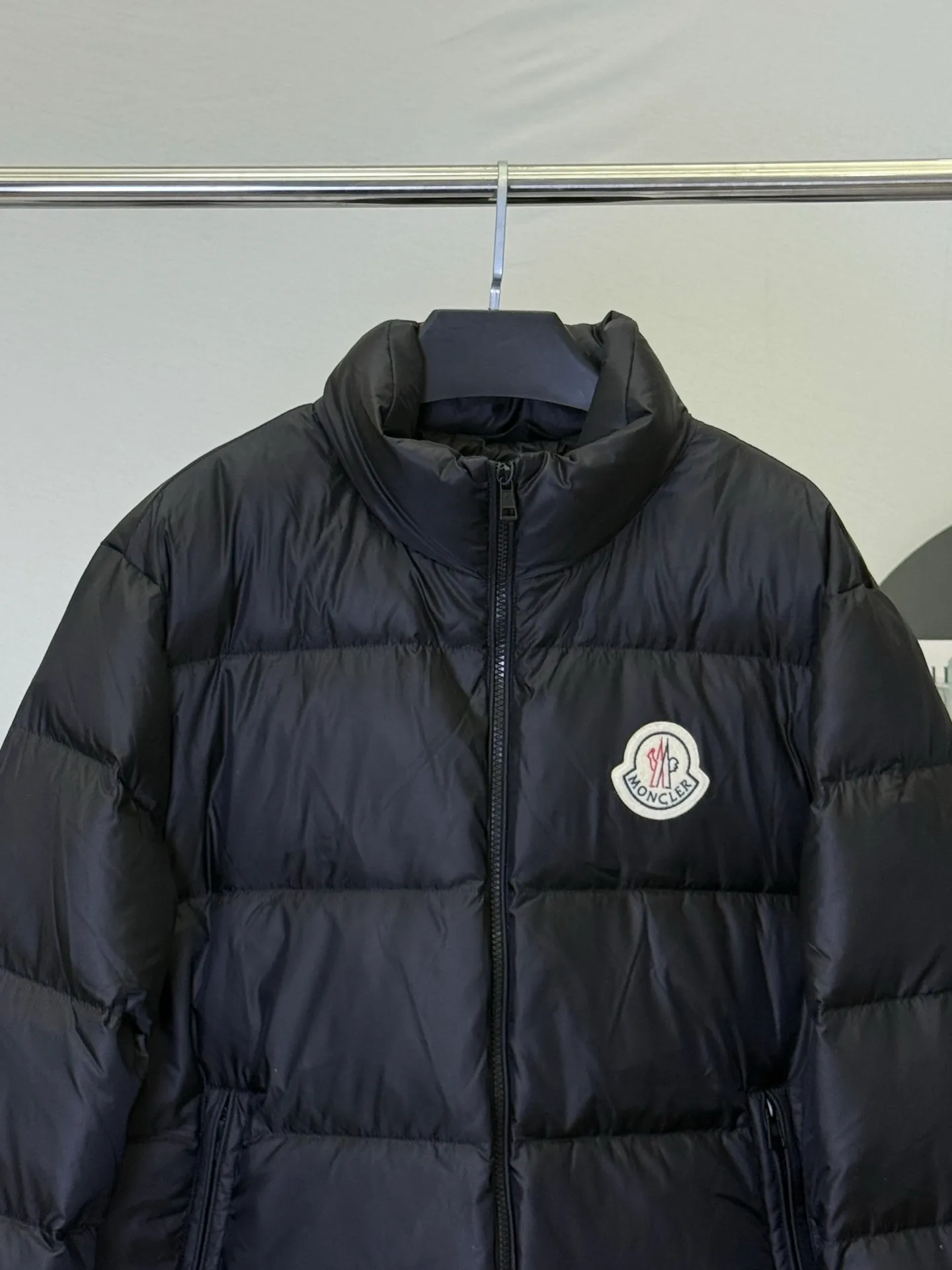 P970 💕Winter luxury shirt: Moncler stand collar down jacket] Who knows! This Citala series down jacket with a mouth is welded to the body with a "high-end sense of relaxation" 👇 • Stunning appearance: Black brings a low-key elegance, classic quilting + iconic logo, luxury brand texture hidden in the low-key, can be worn by men and women to create a relaxed and fashionable feeling • Life-saving warmth: fluffy and stuffed velvet covers the whole body, and the stand-up collar warms even the neck. Wrap it up when going out in winter, and the cold wind will be directly bypassed. Wear it to the extreme: Slim fit without being bulky, suitable for wearing with sweaters/sweaters/turtlenecks, suitable for commuting, dating, and shopping. Wearing it as a couple can also unlock the "low-key couple outfit". The dignity and warmth in winter can be achieved in one piece! Size M-3XL
