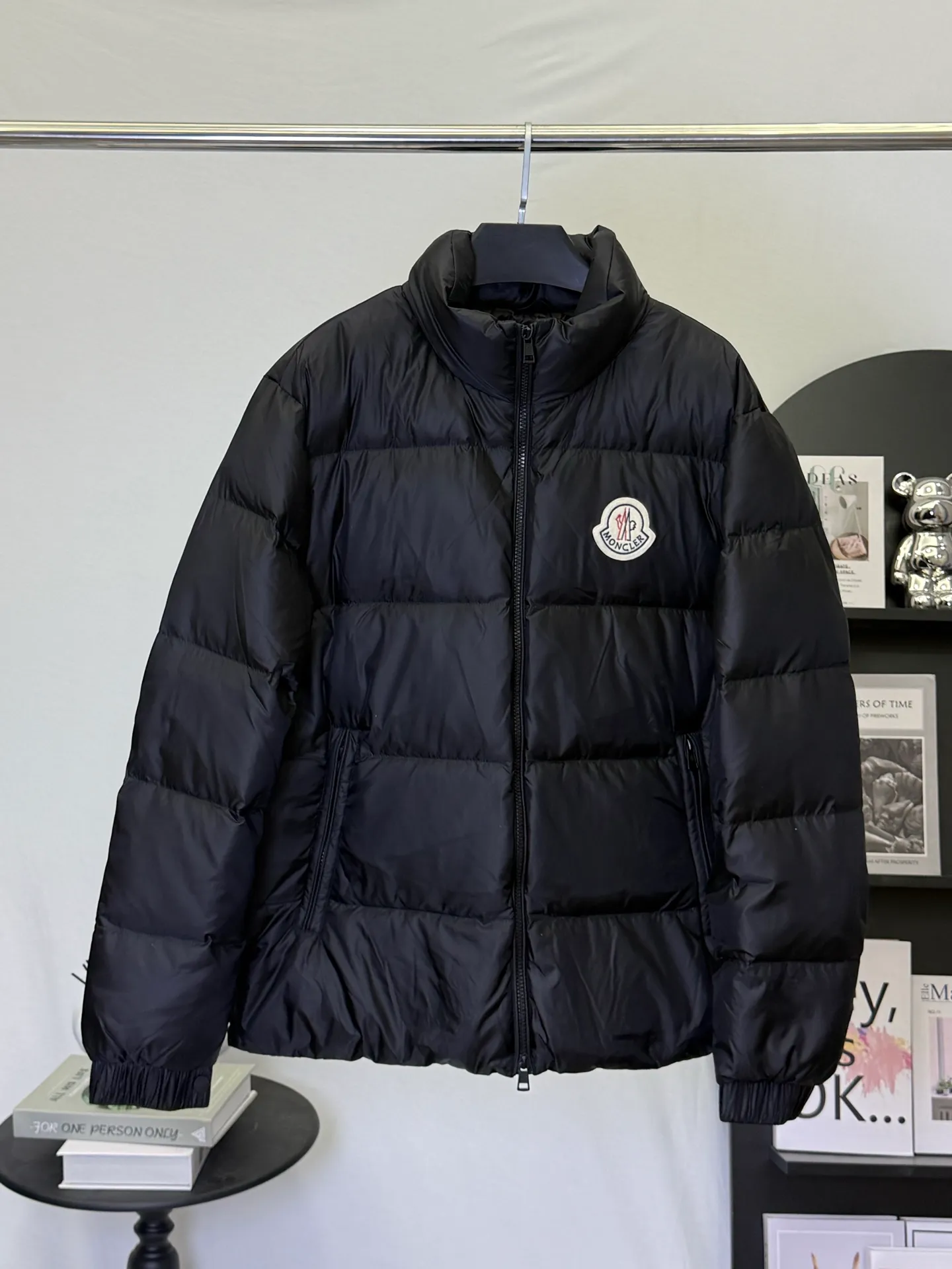 P970 💕Winter luxury shirt: Moncler stand collar down jacket] Who knows! This Citala series down jacket with a mouth is welded to the body with a "high-end sense of relaxation" 👇 • Stunning appearance: Black brings a low-key elegance, classic quilting + iconic logo, luxury brand texture hidden in the low-key, can be worn by men and women to create a relaxed and fashionable feeling • Life-saving warmth: fluffy and stuffed velvet covers the whole body, and the stand-up collar warms even the neck. Wrap it up when going out in winter, and the cold wind will be directly bypassed. Wear it to the extreme: Slim fit without being bulky, suitable for wearing with sweaters/sweaters/turtlenecks, suitable for commuting, dating, and shopping. Wearing it as a couple can also unlock the "low-key couple outfit". The dignity and warmth in winter can be achieved in one piece! Size M-3XL