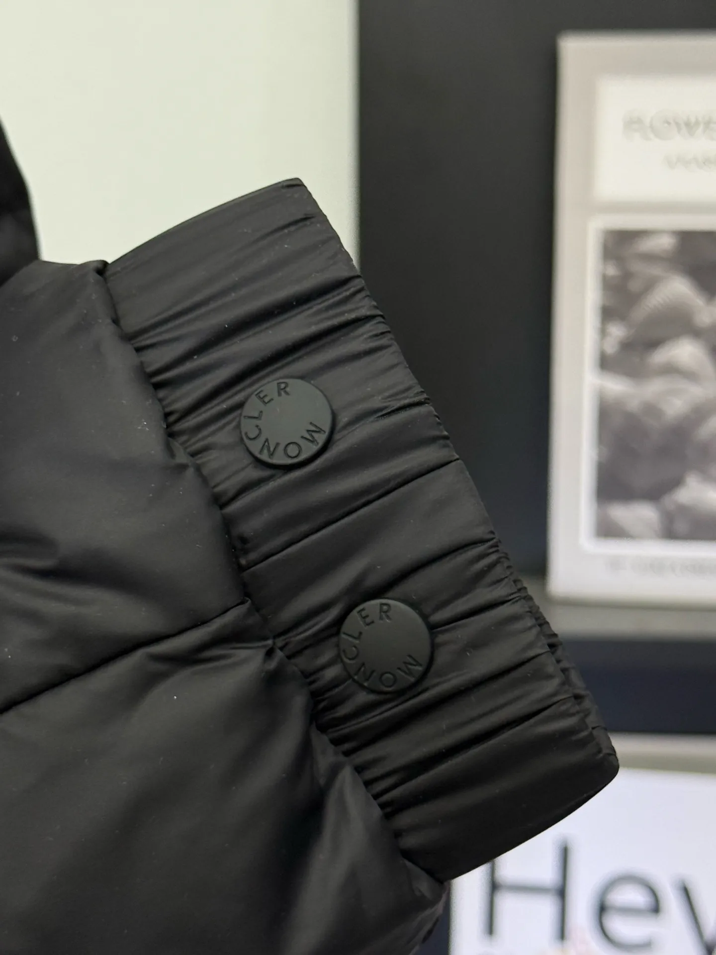P970 💕Winter luxury shirt: Moncler stand collar down jacket] Who knows! This Citala series down jacket with a mouth is welded to the body with a "high-end sense of relaxation" 👇 • Stunning appearance: Black brings a low-key elegance, classic quilting + iconic logo, luxury brand texture hidden in the low-key, can be worn by men and women to create a relaxed and fashionable feeling • Life-saving warmth: fluffy and stuffed velvet covers the whole body, and the stand-up collar warms even the neck. Wrap it up when going out in winter, and the cold wind will be directly bypassed. Wear it to the extreme: Slim fit without being bulky, suitable for wearing with sweaters/sweaters/turtlenecks, suitable for commuting, dating, and shopping. Wearing it as a couple can also unlock the "low-key couple outfit". The dignity and warmth in winter can be achieved in one piece! Size M-3XL