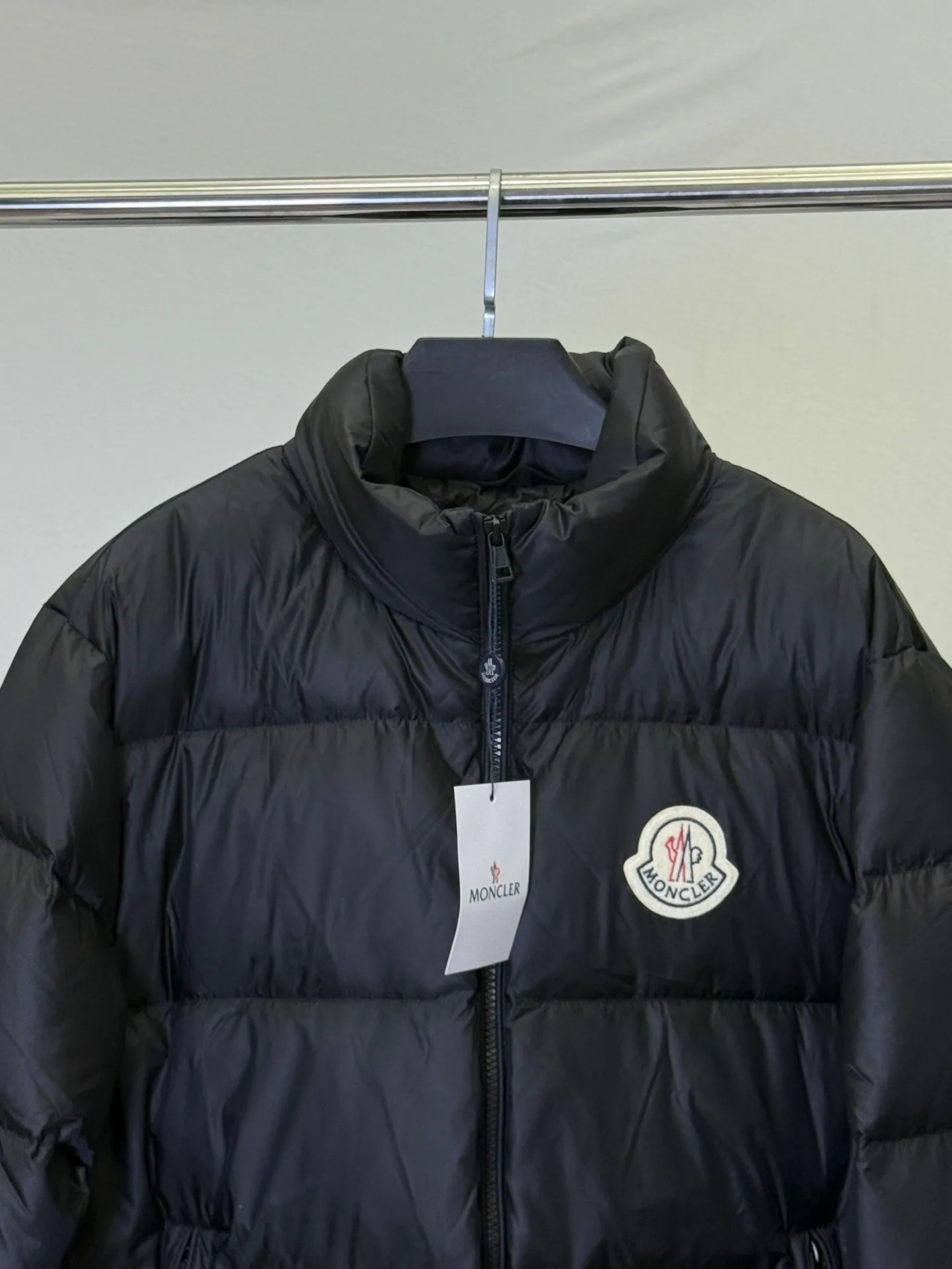 P970 💕Winter luxury shirt: Moncler stand collar down jacket] Who knows! This Citala series down jacket with a mouth is welded to the body with a "high-end sense of relaxation" 👇 • Stunning appearance: Black brings a low-key elegance, classic quilting + iconic logo, luxury brand texture hidden in the low-key, can be worn by men and women to create a relaxed and fashionable feeling • Life-saving warmth: fluffy and stuffed velvet covers the whole body, and the stand-up collar warms even the neck. Wrap it up when going out in winter, and the cold wind will be directly bypassed. Wear it to the extreme: Slim fit without being bulky, suitable for wearing with sweaters/sweaters/turtlenecks, suitable for commuting, dating, and shopping. Wearing it as a couple can also unlock the "low-key couple outfit". The dignity and warmth in winter can be achieved in one piece! Size M-3XL