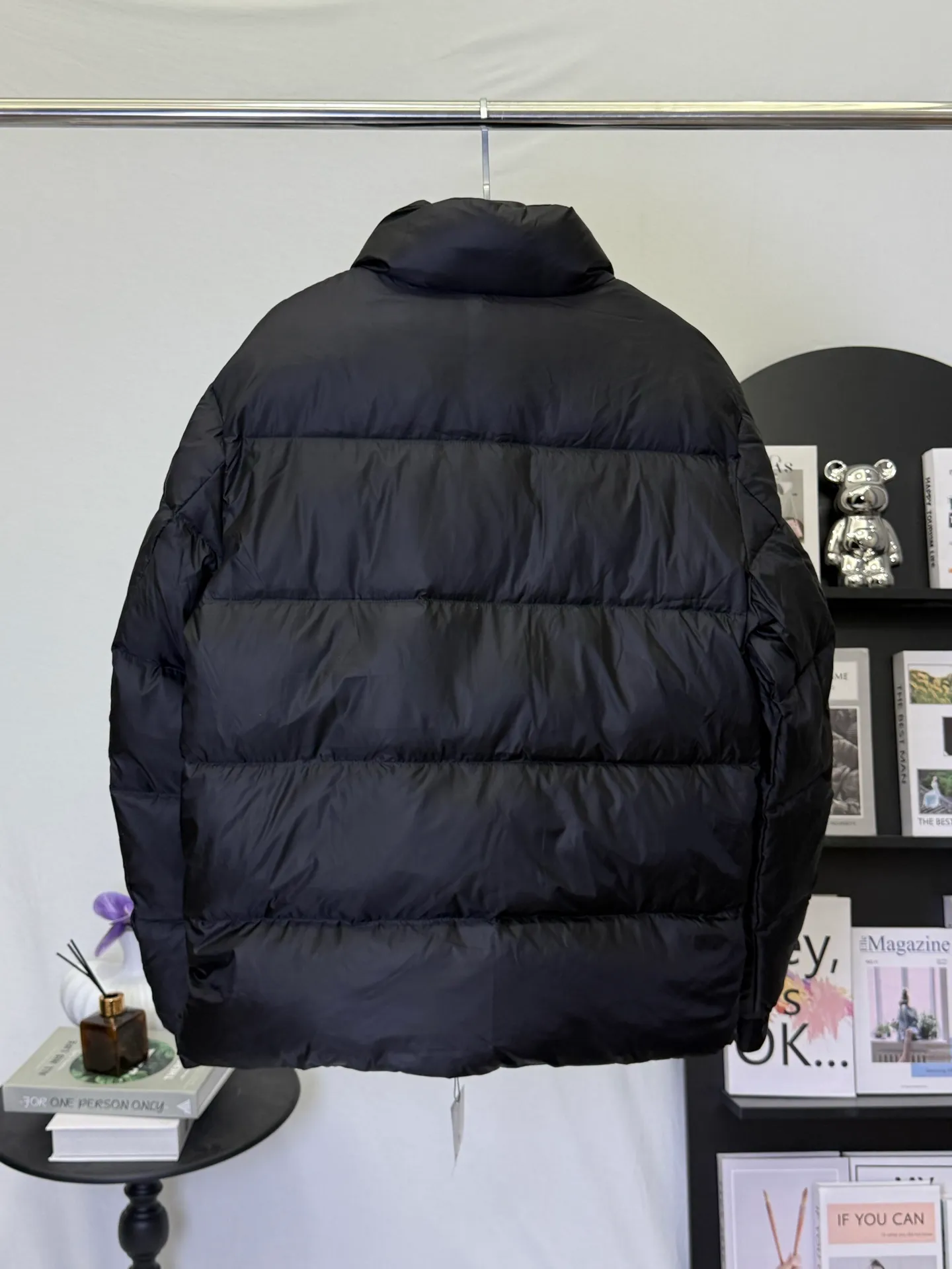 P970 💕Winter luxury shirt: Moncler stand collar down jacket] Who knows! This Citala series down jacket with a mouth is welded to the body with a "high-end sense of relaxation" 👇 • Stunning appearance: Black brings a low-key elegance, classic quilting + iconic logo, luxury brand texture hidden in the low-key, can be worn by men and women to create a relaxed and fashionable feeling • Life-saving warmth: fluffy and stuffed velvet covers the whole body, and the stand-up collar warms even the neck. Wrap it up when going out in winter, and the cold wind will be directly bypassed. Wear it to the extreme: Slim fit without being bulky, suitable for wearing with sweaters/sweaters/turtlenecks, suitable for commuting, dating, and shopping. Wearing it as a couple can also unlock the "low-key couple outfit". The dignity and warmth in winter can be achieved in one piece! Size M-3XL