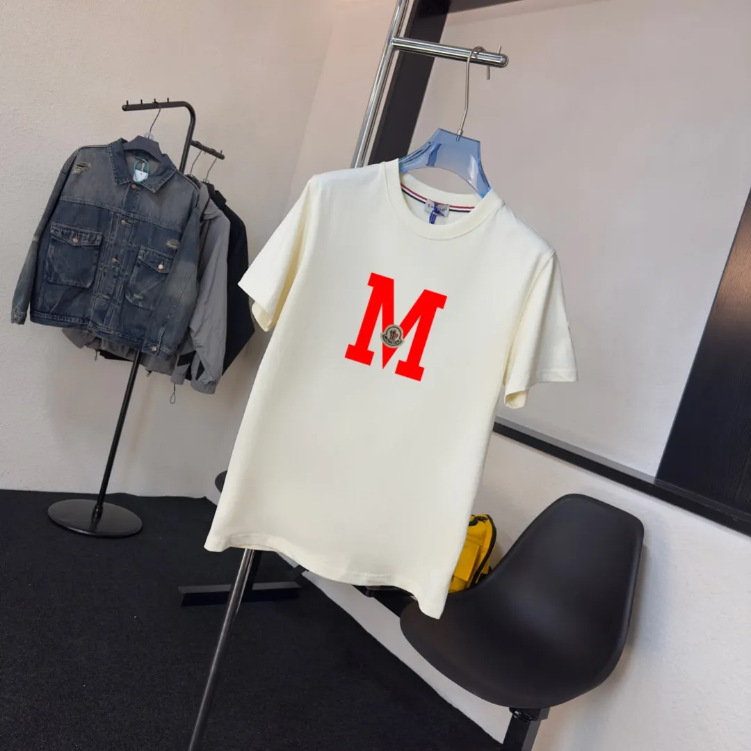 P140 Upgraded version "Mobile phone smart sensor ~ NFC chip armband ~ Direct access to the official website for anti-counterfeiting" "Moncler ~ Mouth Mouth" 2025 new high-quality round neck short-sleeved T-shirt. The cuffs have imported embroidered labels. Customized dyeing, very comfortable to touch. Super versatile and good-looking short-sleeved. Complete with three labels. Non-market ordinary version. Feel free to compare. Quality is absolutely guaranteed! ‼ First of all, this original fabric is all custom-woven with 32-count double yarn fabric, 250G, and the weight is the same‼ Fine workmanship, double waistcoat method, double waistcoat method, double waistcoat method makes the whole dress more three-dimensional, which is not a craft that ordinary T-shirts can achieve🤪 Size: S-M-L-XL-2XL Color: black, white, apricot, same style for men and women