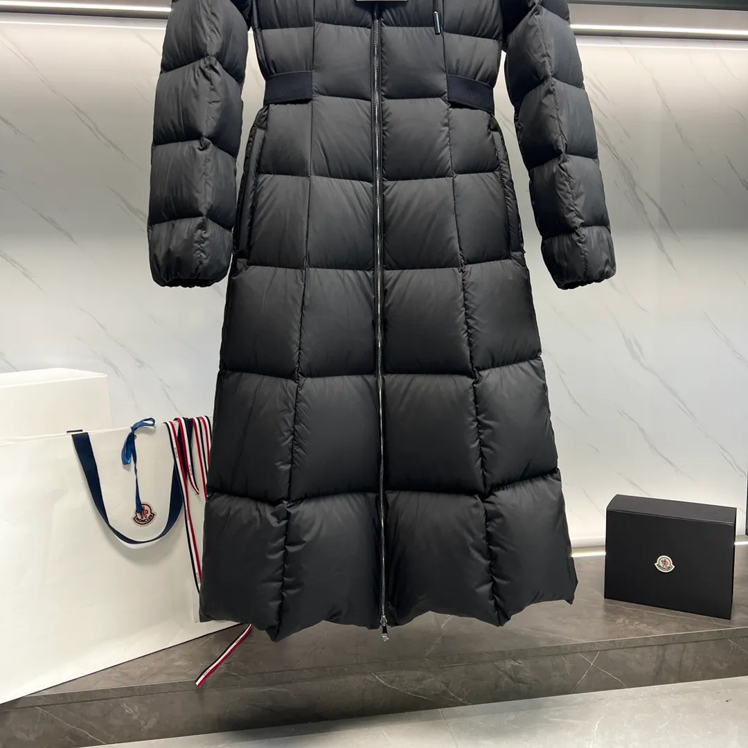 P1040 Premium down ⬆️Moncler winter new product Faucon long women's down jacket jacket (⚠️Special grade goose down filling, tag barcode model number corresponds to the official website, tag has built-in NFC inductive anti-counterfeiting, this filling technology is in the skirt, super downy one) The hot style Faucon women's long down jacket is a must-have for the fugitive princess. It interprets the classic item in a new proportion, showing impeccable fashion style. Product Details The Faucon long down jacket is made of polyester fabric and has a slim, wide silhouette with a nipped-in waist. The Longue saison lining is lightweight and the three-dimensional hood adds a finishing touch to the style. Made of polyester fabric •Longue saison lining •Down filling •Adjustable hood •Zip closure •Zip pockets •Elastic waist •Logo patch Size: 1-4 Fairy Style