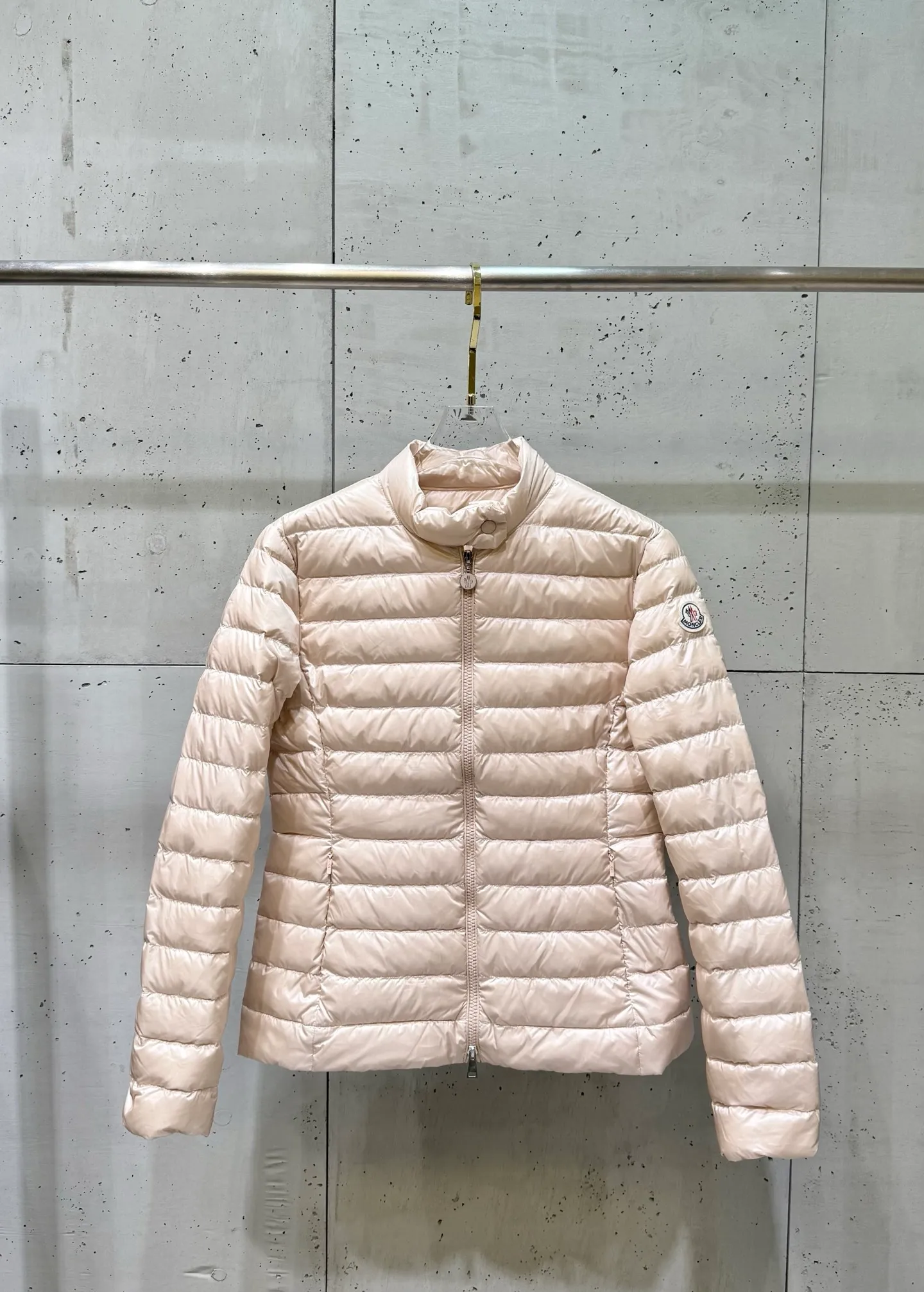 P720 Moncler 25 new lgelle lightweight stand-up collar short down jacket, with classic quilting design to outline a slim silhouette. The stand-up collar details enhance the temperament, while being light and warm. Wear it as a layer during spring or winter, and you can easily weather the changing weather in one piece. Choose from three colors to suit your style: low-key black, pure white, and gentle nude—three high-end tones, suitable for different occasions and styles. The short cut lengthens the proportion, and even a small person can wear it with long legs! The choice of quality: duck down filling, which has both fluffiness and warmth, is light and weightless. Every detail shows craftsmanship. Color: black, pink, and white. Size: 1 2 3 4