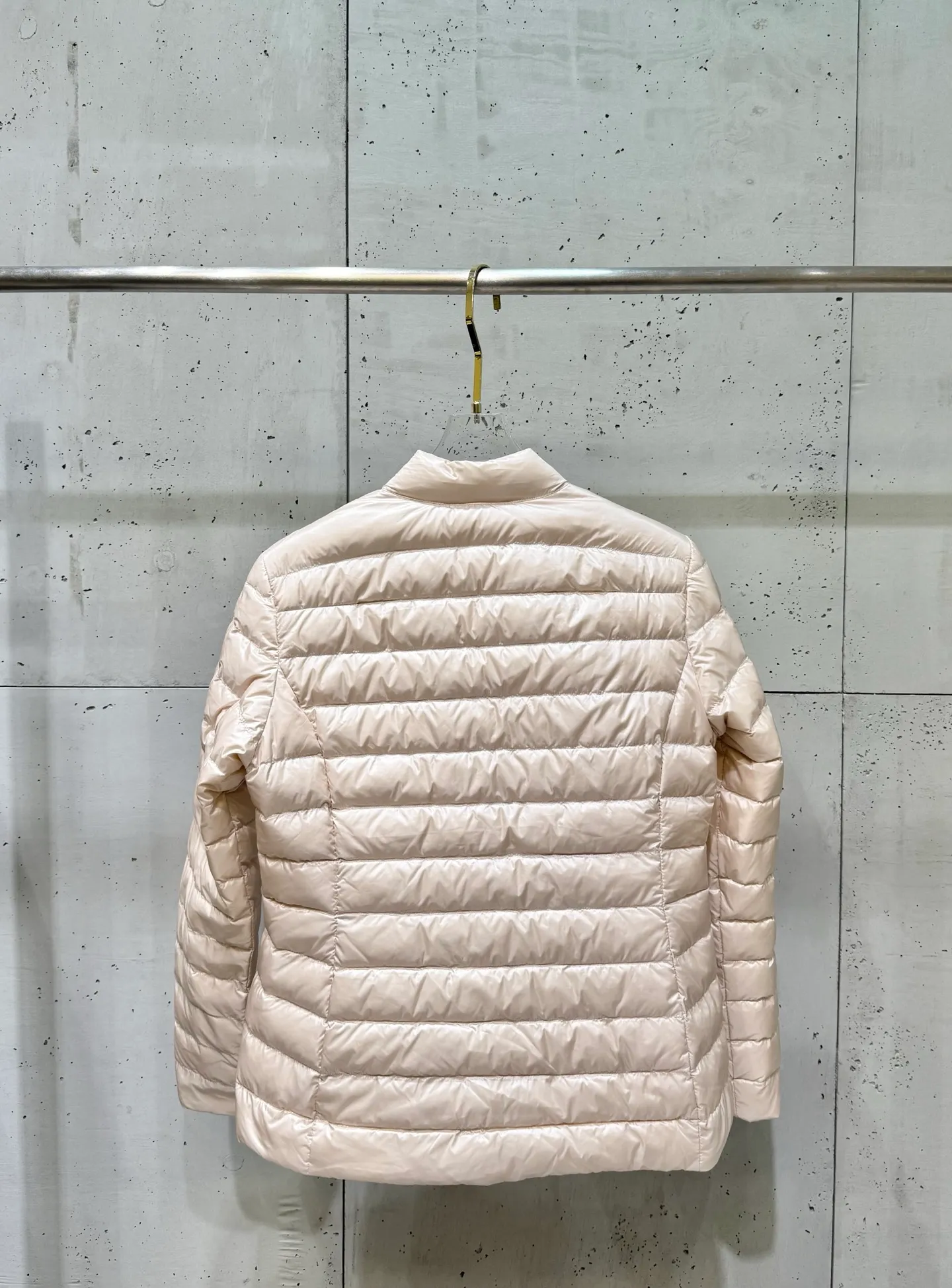 P720 Moncler 25 new lgelle lightweight stand-up collar short down jacket, with classic quilting design to outline a slim silhouette. The stand-up collar details enhance the temperament, while being light and warm. Wear it as a layer during spring or winter, and you can easily weather the changing weather in one piece. Choose from three colors to suit your style: low-key black, pure white, and gentle nude—three high-end tones, suitable for different occasions and styles. The short cut lengthens the proportion, and even a small person can wear it with long legs! The choice of quality: duck down filling, which has both fluffiness and warmth, is light and weightless. Every detail shows craftsmanship. Color: black, pink, and white. Size: 1 2 3 4