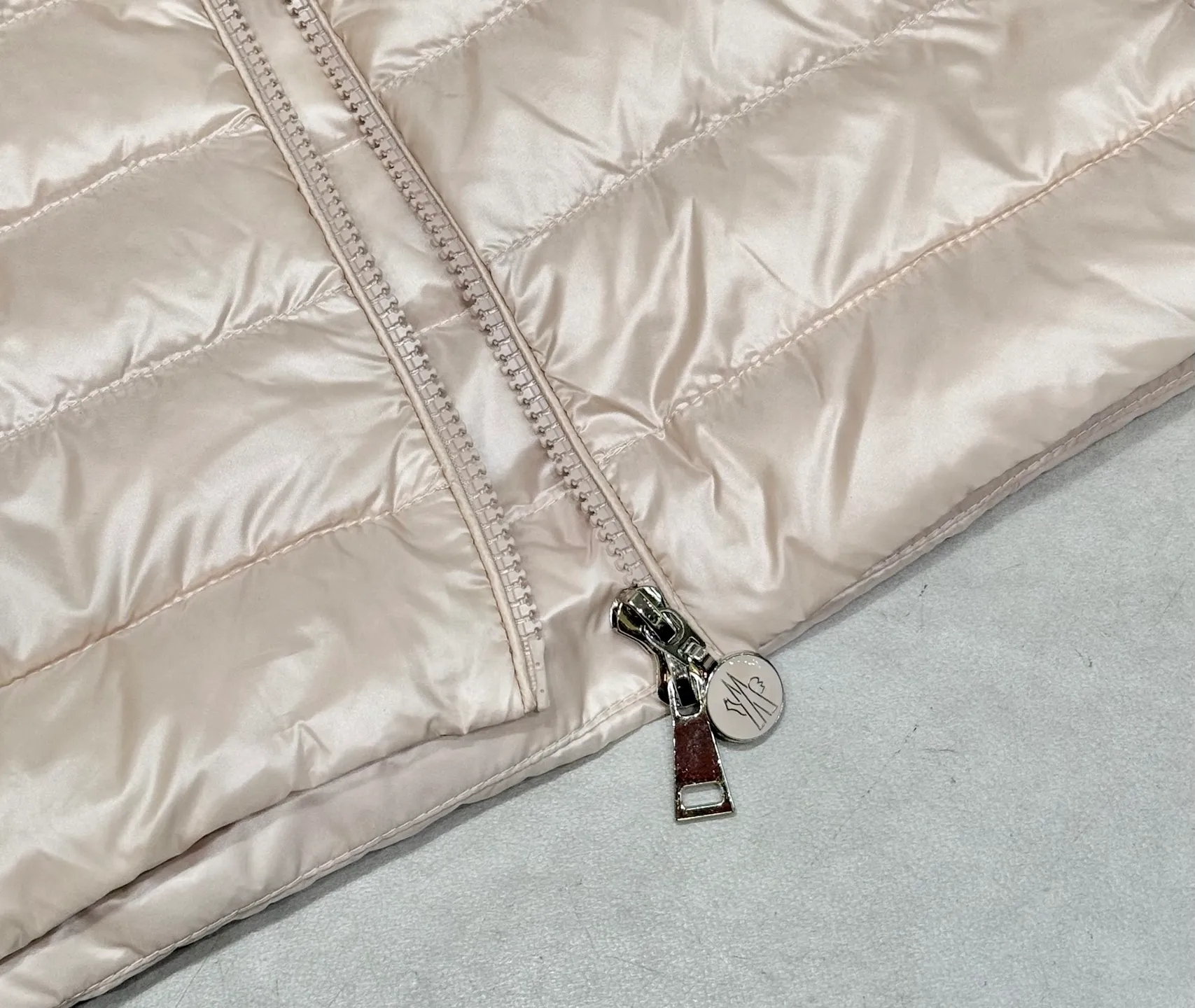 P720 Moncler 25 new lgelle lightweight stand-up collar short down jacket, with classic quilting design to outline a slim silhouette. The stand-up collar details enhance the temperament, while being light and warm. Wear it as a layer during spring or winter, and you can easily weather the changing weather in one piece. Choose from three colors to suit your style: low-key black, pure white, and gentle nude—three high-end tones, suitable for different occasions and styles. The short cut lengthens the proportion, and even a small person can wear it with long legs! The choice of quality: duck down filling, which has both fluffiness and warmth, is light and weightless. Every detail shows craftsmanship. Color: black, pink, and white. Size: 1 2 3 4