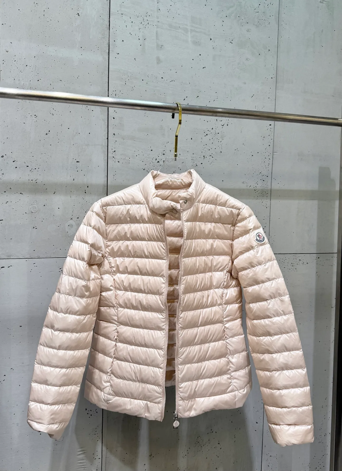 P720 Moncler 25 new lgelle lightweight stand-up collar short down jacket, with classic quilting design to outline a slim silhouette. The stand-up collar details enhance the temperament, while being light and warm. Wear it as a layer during spring or winter, and you can easily weather the changing weather in one piece. Choose from three colors to suit your style: low-key black, pure white, and gentle nude—three high-end tones, suitable for different occasions and styles. The short cut lengthens the proportion, and even a small person can wear it with long legs! The choice of quality: duck down filling, which has both fluffiness and warmth, is light and weightless. Every detail shows craftsmanship. Color: black, pink, and white. Size: 1 2 3 4