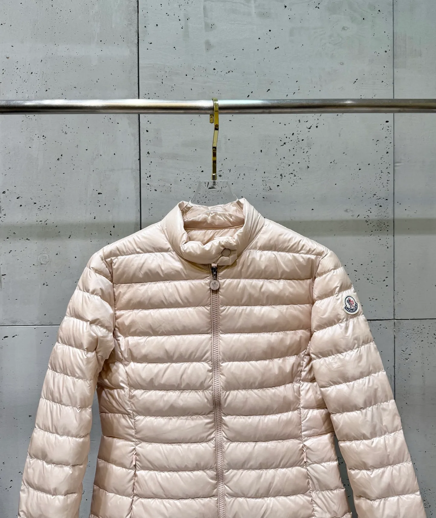 P720 Moncler 25 new lgelle lightweight stand-up collar short down jacket, with classic quilting design to outline a slim silhouette. The stand-up collar details enhance the temperament, while being light and warm. Wear it as a layer during spring or winter, and you can easily weather the changing weather in one piece. Choose from three colors to suit your style: low-key black, pure white, and gentle nude—three high-end tones, suitable for different occasions and styles. The short cut lengthens the proportion, and even a small person can wear it with long legs! The choice of quality: duck down filling, which has both fluffiness and warmth, is light and weightless. Every detail shows craftsmanship. Color: black, pink, and white. Size: 1 2 3 4