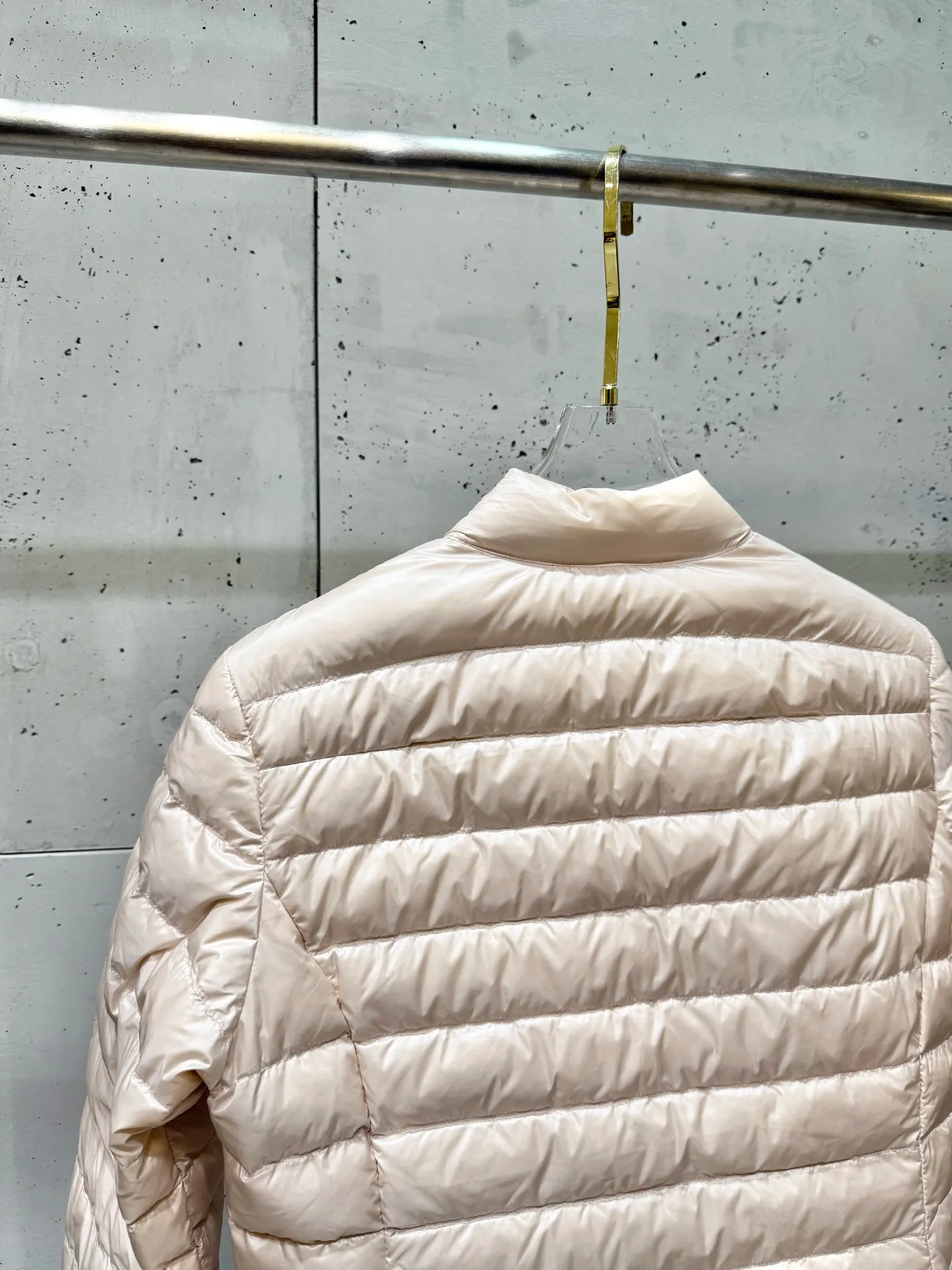 P720 Moncler 25 new lgelle lightweight stand-up collar short down jacket, with classic quilting design to outline a slim silhouette. The stand-up collar details enhance the temperament, while being light and warm. Wear it as a layer during spring or winter, and you can easily weather the changing weather in one piece. Choose from three colors to suit your style: low-key black, pure white, and gentle nude—three high-end tones, suitable for different occasions and styles. The short cut lengthens the proportion, and even a small person can wear it with long legs! The choice of quality: duck down filling, which has both fluffiness and warmth, is light and weightless. Every detail shows craftsmanship. Color: black, pink, and white. Size: 1 2 3 4