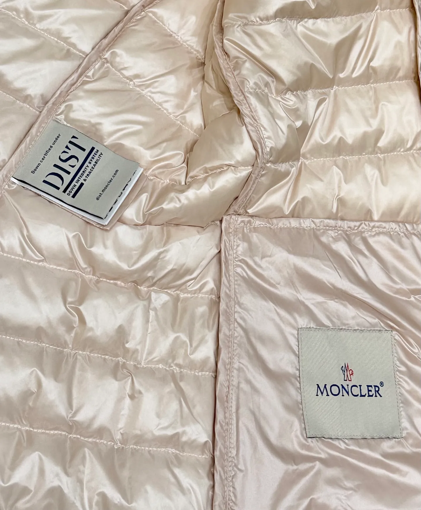 P720 Moncler 25 new lgelle lightweight stand-up collar short down jacket, with classic quilting design to outline a slim silhouette. The stand-up collar details enhance the temperament, while being light and warm. Wear it as a layer during spring or winter, and you can easily weather the changing weather in one piece. Choose from three colors to suit your style: low-key black, pure white, and gentle nude—three high-end tones, suitable for different occasions and styles. The short cut lengthens the proportion, and even a small person can wear it with long legs! The choice of quality: duck down filling, which has both fluffiness and warmth, is light and weightless. Every detail shows craftsmanship. Color: black, pink, and white. Size: 1 2 3 4