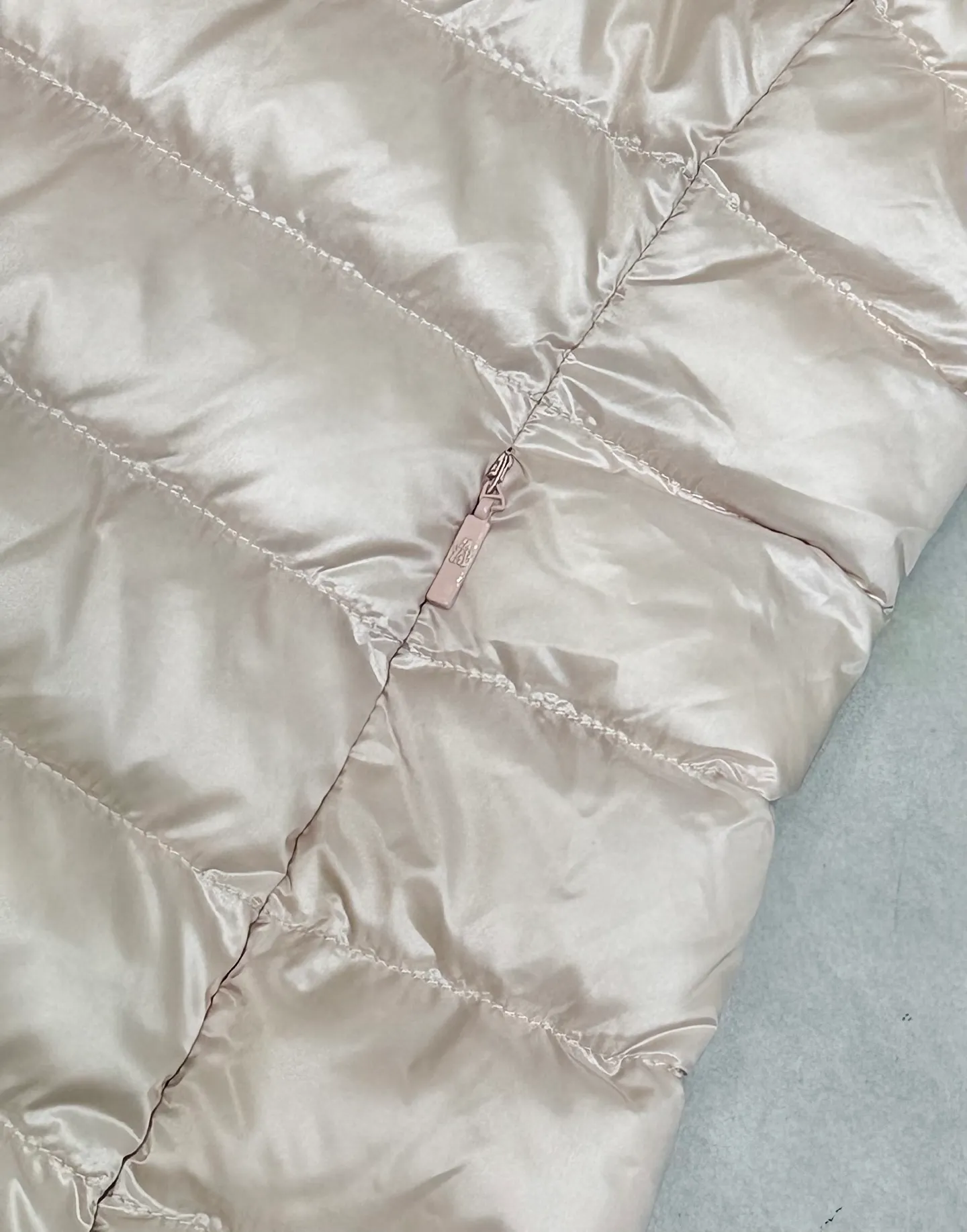 P720 Moncler 25 new lgelle lightweight stand-up collar short down jacket, with classic quilting design to outline a slim silhouette. The stand-up collar details enhance the temperament, while being light and warm. Wear it as a layer during spring or winter, and you can easily weather the changing weather in one piece. Choose from three colors to suit your style: low-key black, pure white, and gentle nude—three high-end tones, suitable for different occasions and styles. The short cut lengthens the proportion, and even a small person can wear it with long legs! The choice of quality: duck down filling, which has both fluffiness and warmth, is light and weightless. Every detail shows craftsmanship. Color: black, pink, and white. Size: 1 2 3 4