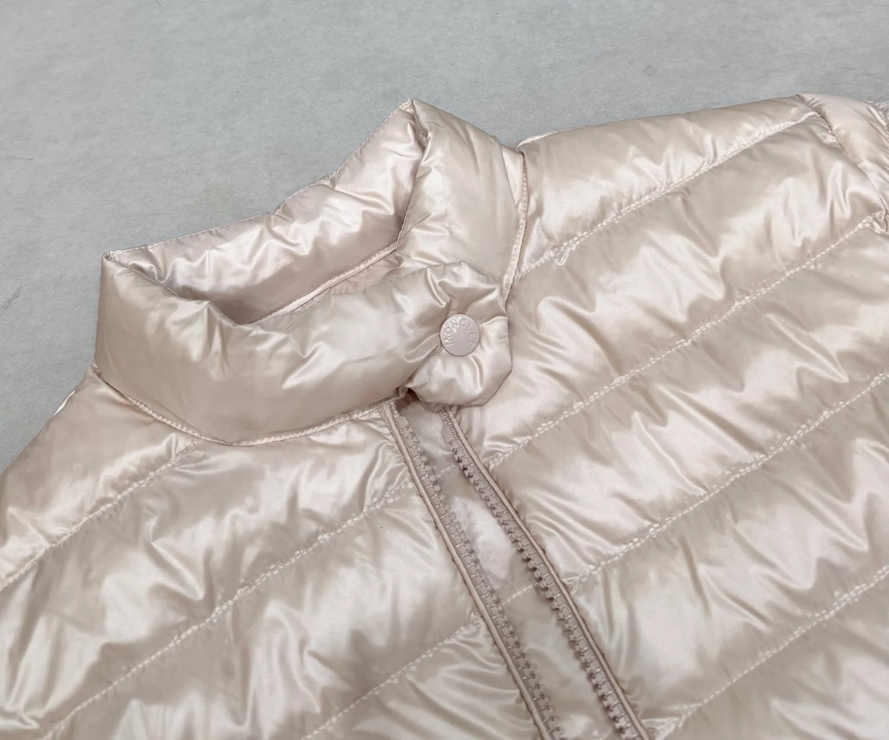 P720 Moncler 25 new lgelle lightweight stand-up collar short down jacket, with classic quilting design to outline a slim silhouette. The stand-up collar details enhance the temperament, while being light and warm. Wear it as a layer during spring or winter, and you can easily weather the changing weather in one piece. Choose from three colors to suit your style: low-key black, pure white, and gentle nude—three high-end tones, suitable for different occasions and styles. The short cut lengthens the proportion, and even a small person can wear it with long legs! The choice of quality: duck down filling, which has both fluffiness and warmth, is light and weightless. Every detail shows craftsmanship. Color: black, pink, and white. Size: 1 2 3 4