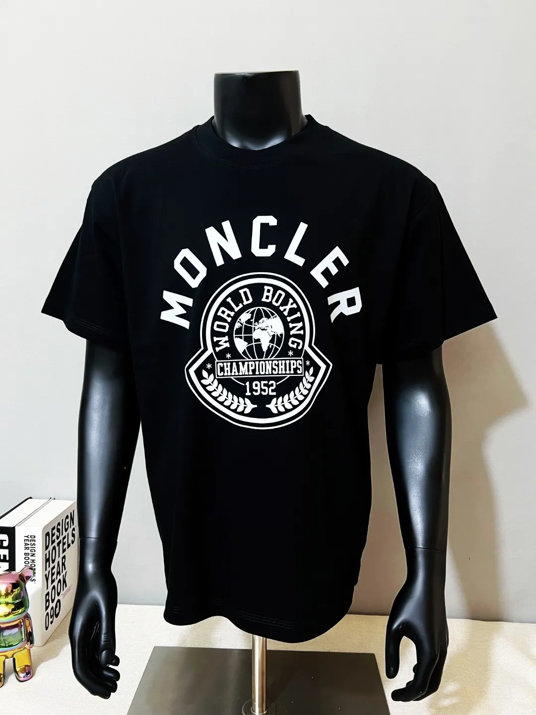 P140 MONCLER is new, 26ss spring and summer new style, official synchronized 1952 wheat ear logo large logo printed short-sleeved T-shirt, details are correct to official version, logo size is strictly controlled , standard size, details are in sync with the official version; 240g double yarn 100% cotton fabric is selected, imported woven thread, the neckline is boned to prevent deformation, washed at high temperature at the factory, the fabric is soft and breathable, does not shrink and prevent deformation, NCF washed mark identification, details are in place and the upper body is good-looking, European size version, loose and suitable, the same color as the official website: black, size XS-L (L size can wear 200 pounds)