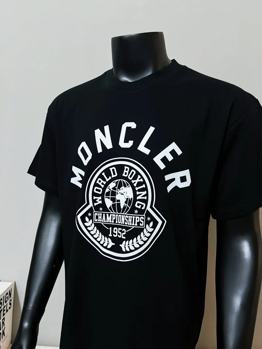 P140 MONCLER is new, 26ss spring and summer new style, official synchronized 1952 wheat ear logo large logo printed short-sleeved T-shirt, details are correct to official version, logo size is strictly controlled , standard size, details are in sync with the official version; 240g double yarn 100% cotton fabric is selected, imported woven thread, the neckline is boned to prevent deformation, washed at high temperature at the factory, the fabric is soft and breathable, does not shrink and prevent deformation, NCF washed mark identification, details are in place and the upper body is good-looking, European size version, loose and suitable, the same color as the official website: black, size XS-L (L size can wear 200 pounds)