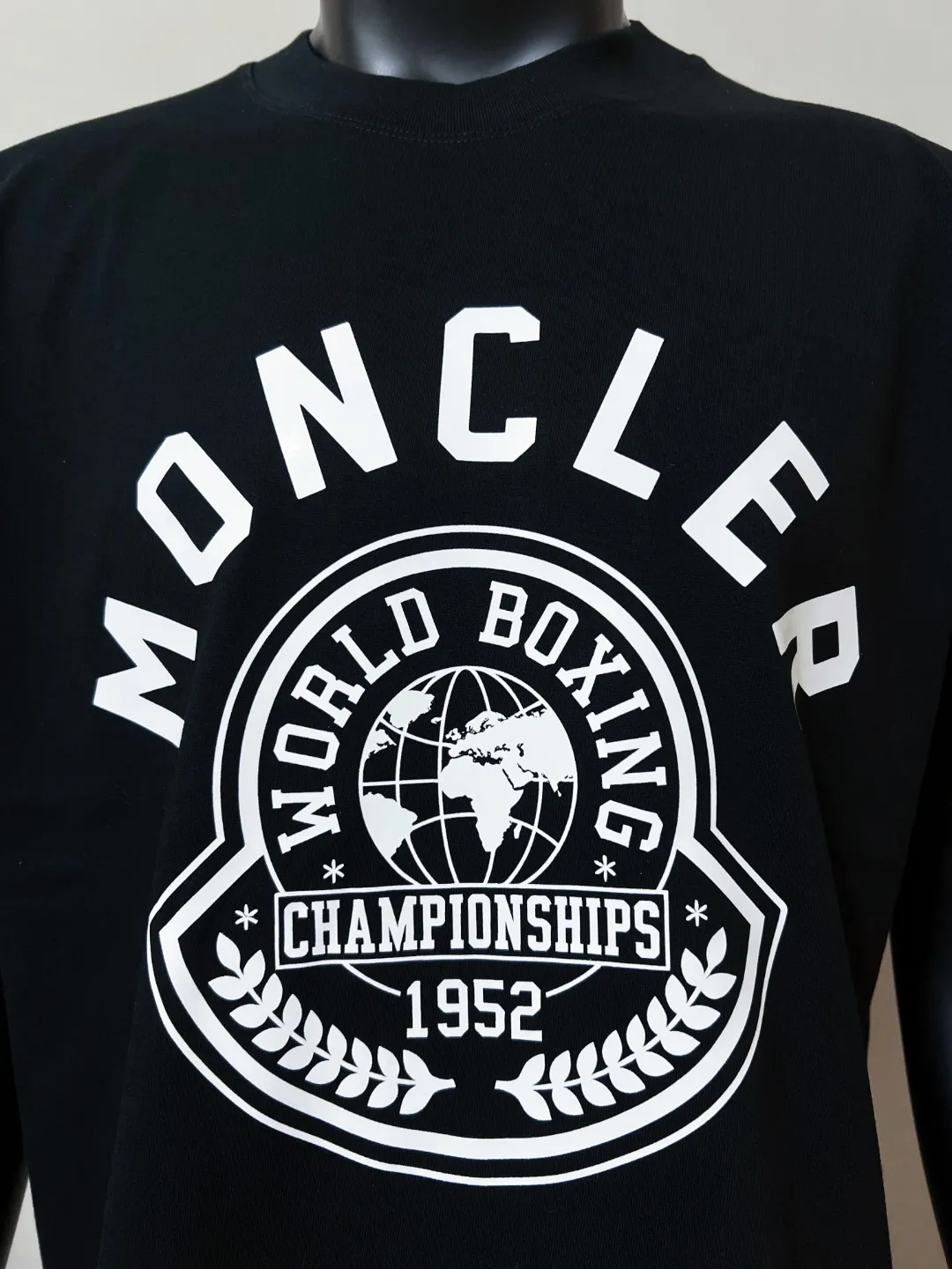 P140 MONCLER is new, 26ss spring and summer new style, official synchronized 1952 wheat ear logo large logo printed short-sleeved T-shirt, details are correct to official version, logo size is strictly controlled , standard size, details are in sync with the official version; 240g double yarn 100% cotton fabric is selected, imported woven thread, the neckline is boned to prevent deformation, washed at high temperature at the factory, the fabric is soft and breathable, does not shrink and prevent deformation, NCF washed mark identification, details are in place and the upper body is good-looking, European size version, loose and suitable, the same color as the official website: black, size XS-L (L size can wear 200 pounds)