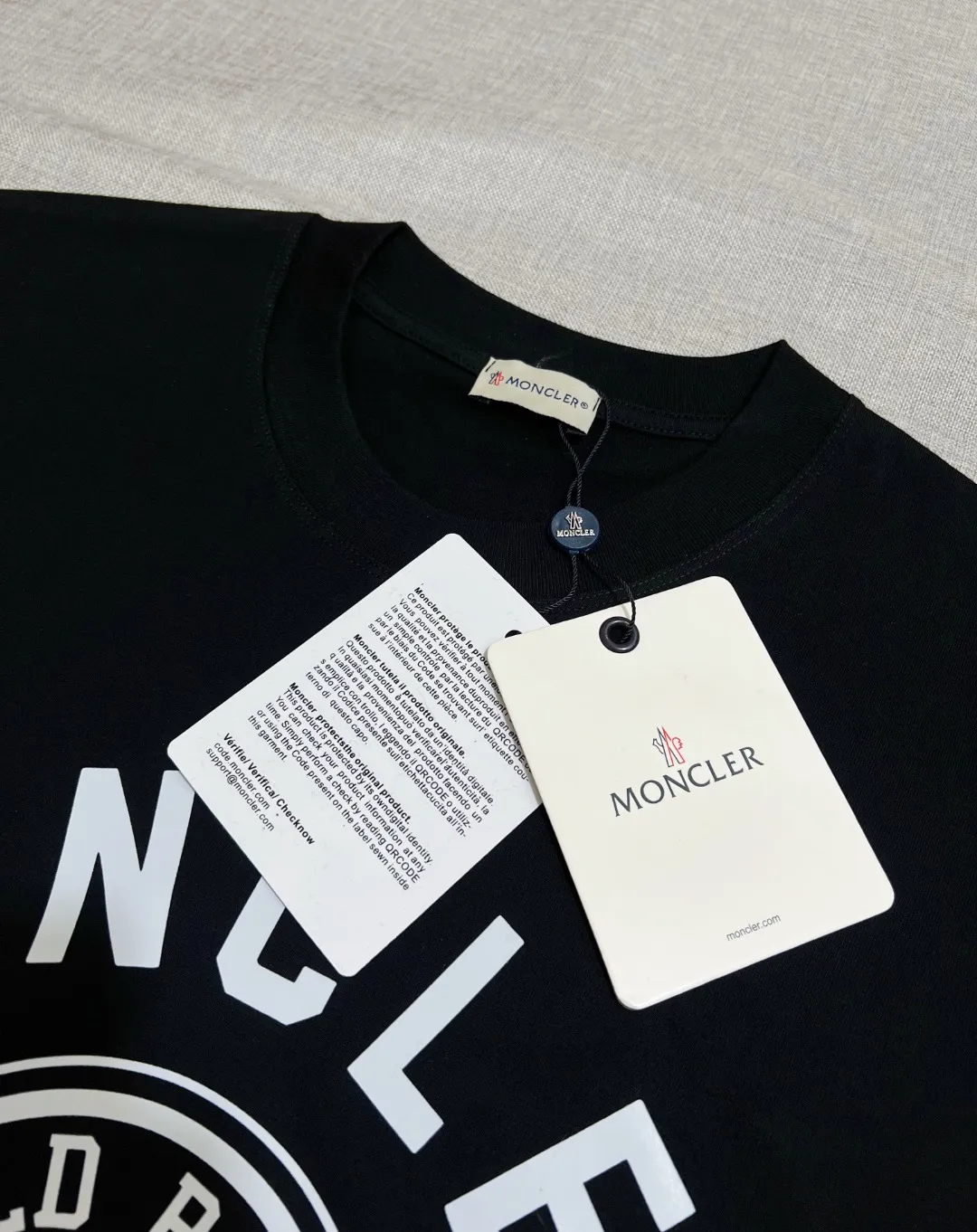 P140 MONCLER is new, 26ss spring and summer new style, official synchronized 1952 wheat ear logo large logo printed short-sleeved T-shirt, details are correct to official version, logo size is strictly controlled , standard size, details are in sync with the official version; 240g double yarn 100% cotton fabric is selected, imported woven thread, the neckline is boned to prevent deformation, washed at high temperature at the factory, the fabric is soft and breathable, does not shrink and prevent deformation, NCF washed mark identification, details are in place and the upper body is good-looking, European size version, loose and suitable, the same color as the official website: black, size XS-L (L size can wear 200 pounds)