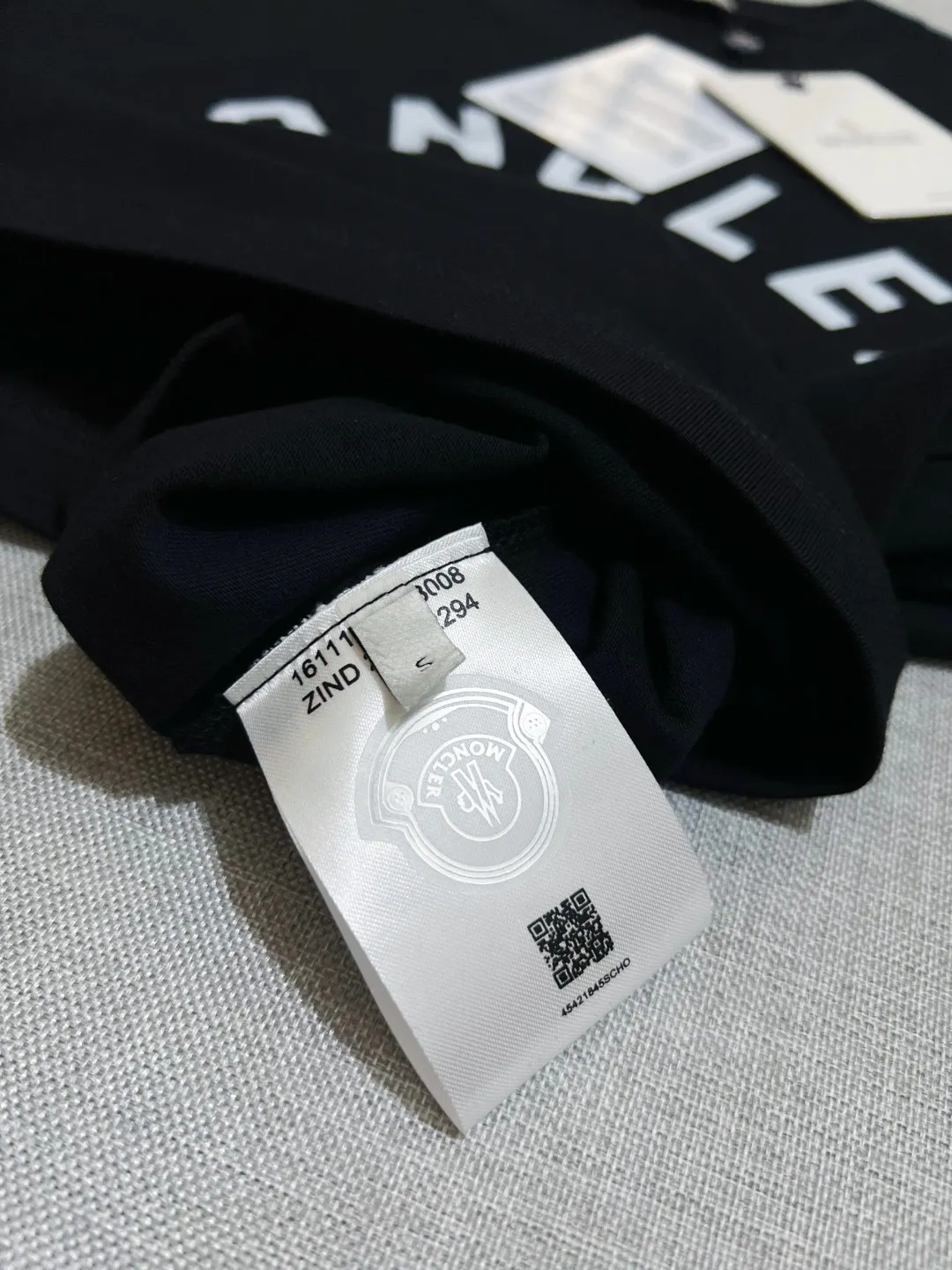 P140 MONCLER is new, 26ss spring and summer new style, official synchronized 1952 wheat ear logo large logo printed short-sleeved T-shirt, details are correct to official version, logo size is strictly controlled , standard size, details are in sync with the official version; 240g double yarn 100% cotton fabric is selected, imported woven thread, the neckline is boned to prevent deformation, washed at high temperature at the factory, the fabric is soft and breathable, does not shrink and prevent deformation, NCF washed mark identification, details are in place and the upper body is good-looking, European size version, loose and suitable, the same color as the official website: black, size XS-L (L size can wear 200 pounds)