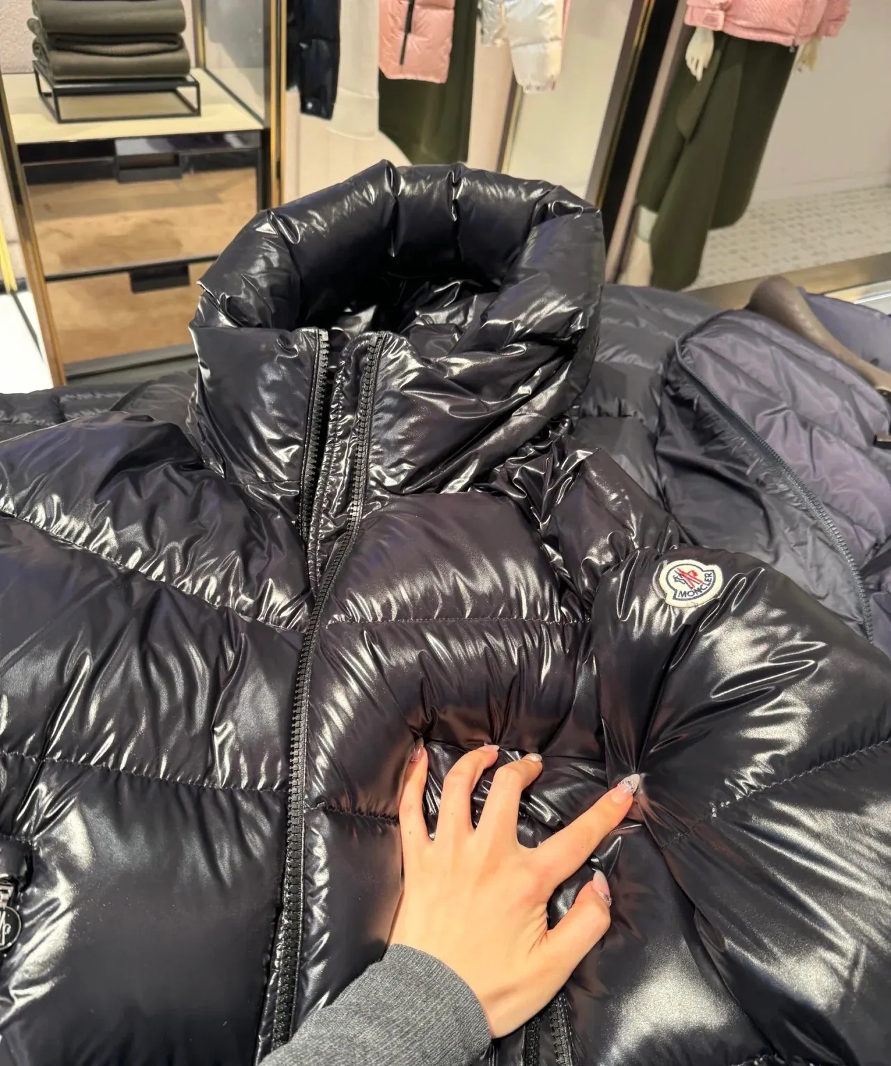 P1100 Moncler Huppe counter real shot for reference. The filling is super full. You can feel it when you get it. Close your eyes and take it in.
