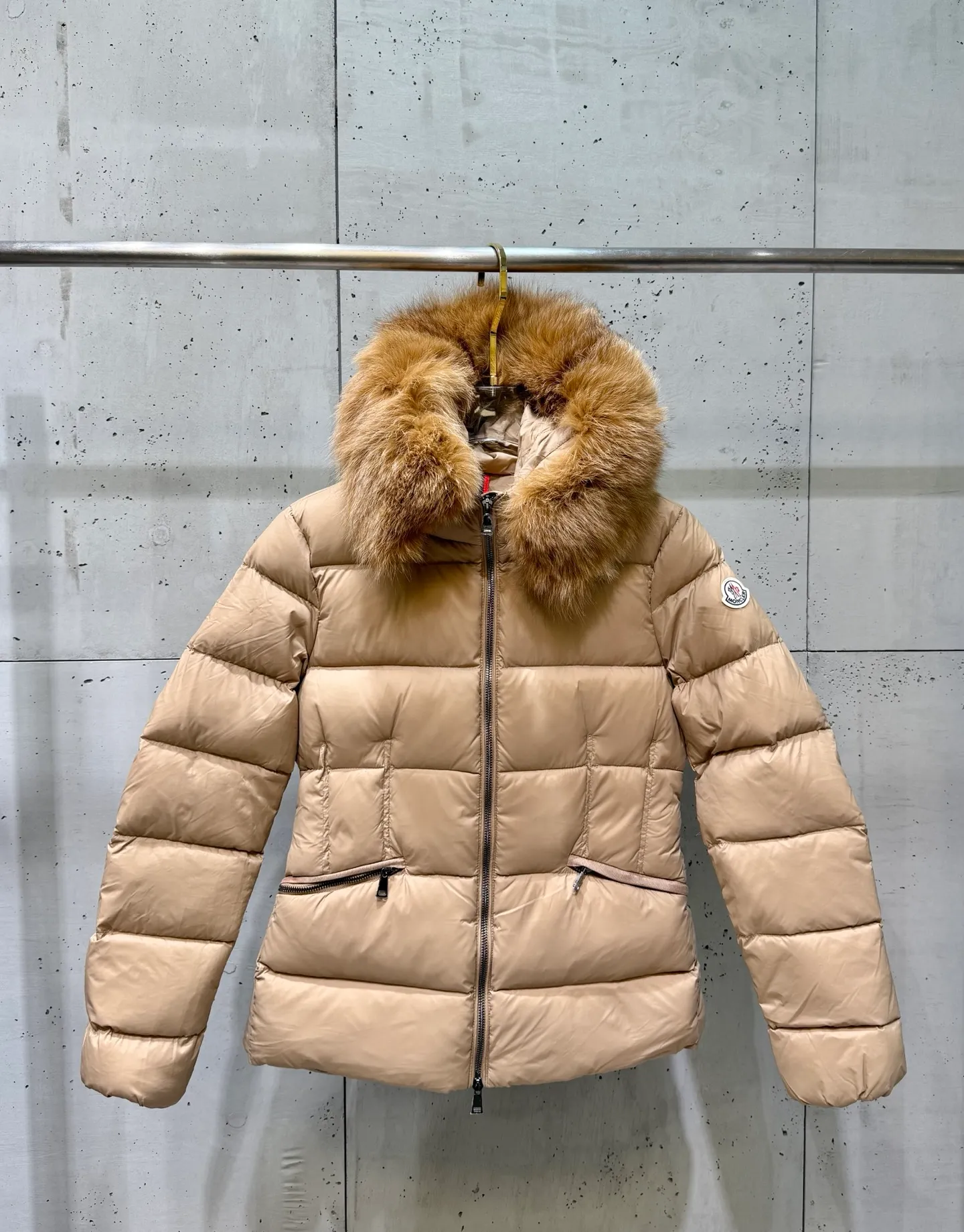 P1040 Moncler Boed short women's down jacket 🌟 The Boed down jacket is designed with a feminine silhouette and is equipped with a delicate belt to create a sophisticated and elegant winter look. This hooded down jacket is made from longue saison fabric and features a luxurious, rich fox fur collar. Cold protection and beauty coexist, black, white, coffee and military green, size 1234