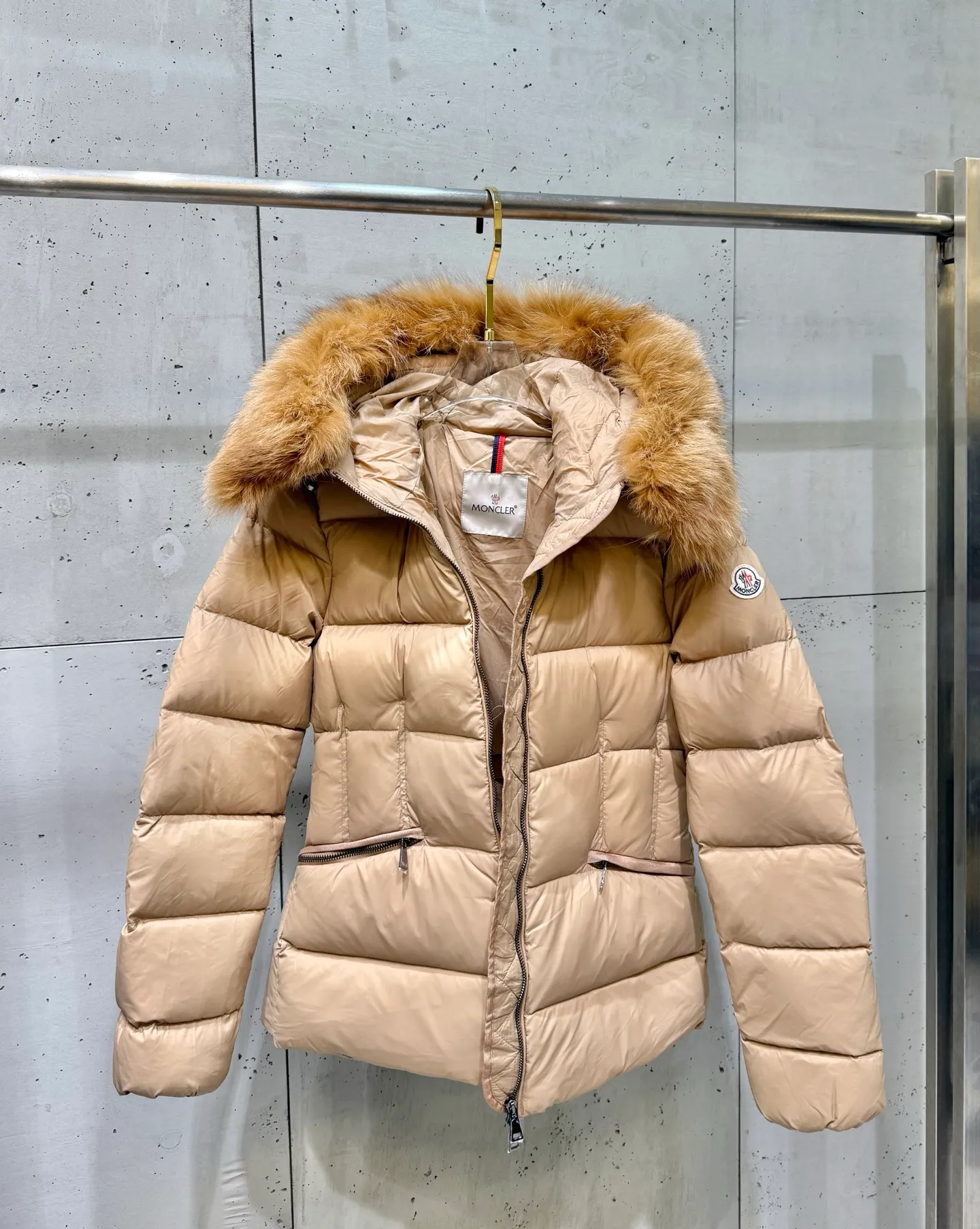 P1040 Moncler Boed short women's down jacket 🌟 The Boed down jacket is designed with a feminine silhouette and is equipped with a delicate belt to create a sophisticated and elegant winter look. This hooded down jacket is made from longue saison fabric and features a luxurious, rich fox fur collar. Cold protection and beauty coexist, black, white, coffee and military green, size 1234
