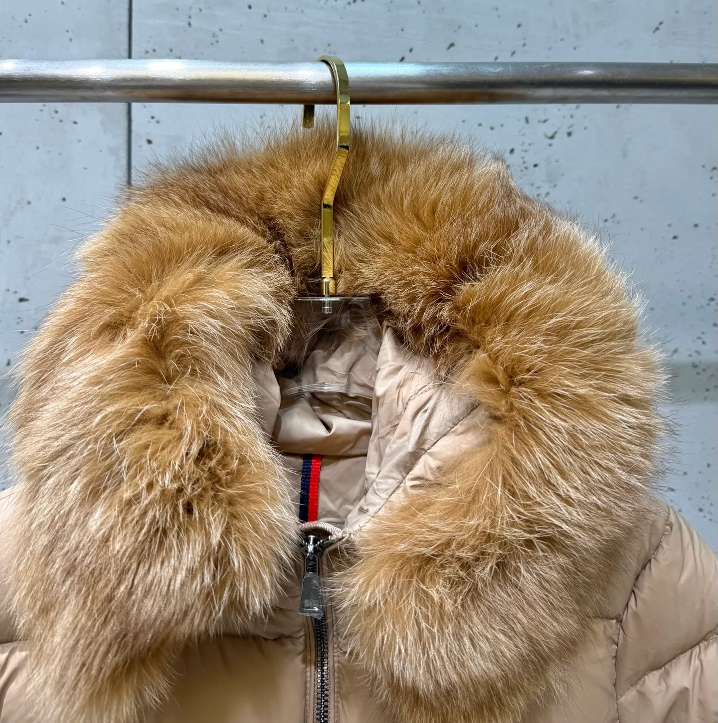 P1040 Moncler Boed short women's down jacket 🌟 The Boed down jacket is designed with a feminine silhouette and is equipped with a delicate belt to create a sophisticated and elegant winter look. This hooded down jacket is made from longue saison fabric and features a luxurious, rich fox fur collar. Cold protection and beauty coexist, black, white, coffee and military green, size 1234