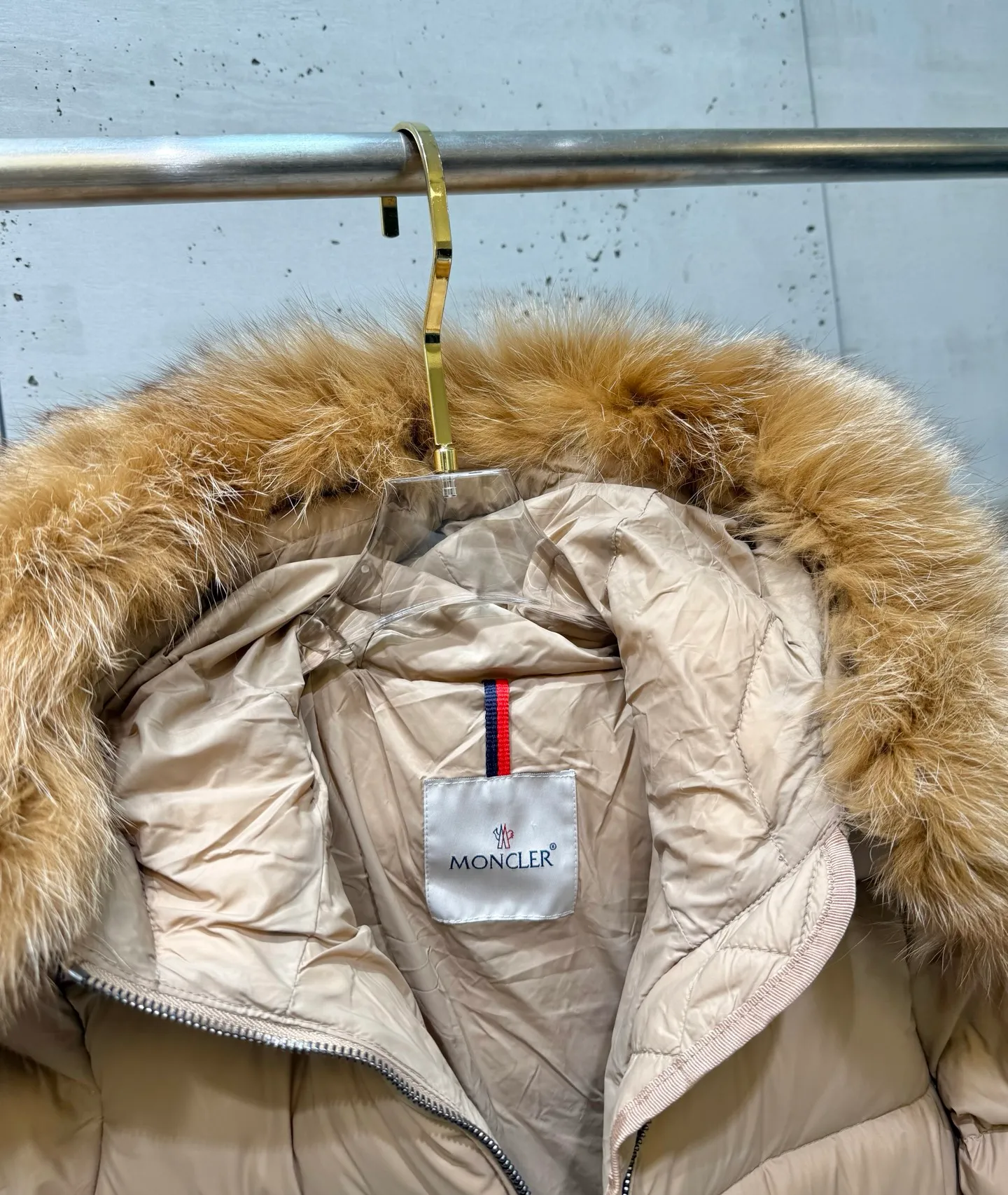 P1040 Moncler Boed short women's down jacket 🌟 The Boed down jacket is designed with a feminine silhouette and is equipped with a delicate belt to create a sophisticated and elegant winter look. This hooded down jacket is made from longue saison fabric and features a luxurious, rich fox fur collar. Cold protection and beauty coexist, black, white, coffee and military green, size 1234