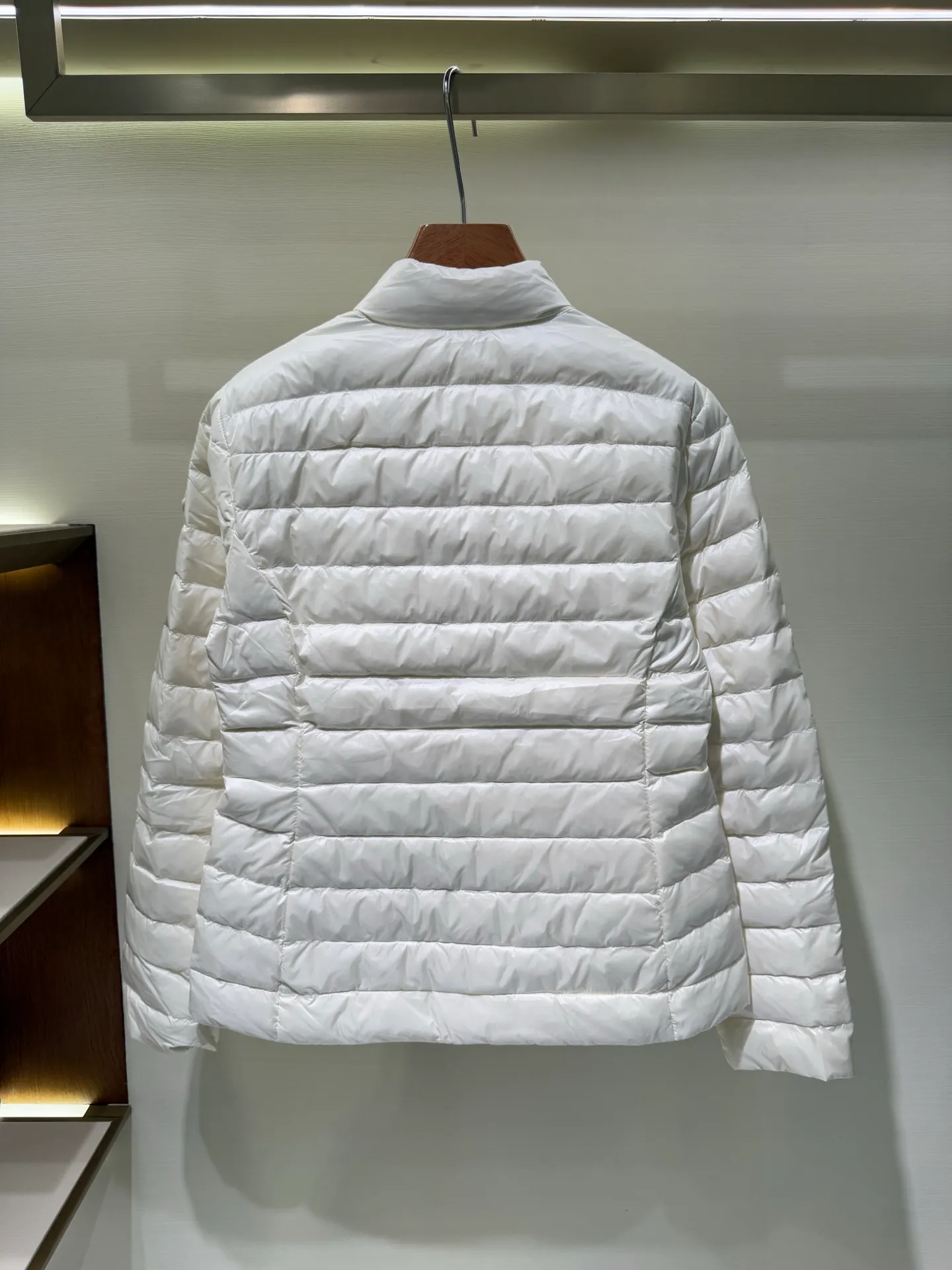 P1060 Moncler Igelle short down jacket for women. The Igelle down jacket is made of longve saison fabric and is suitable for mild weather. This nylon fabric is both warm and lightweight. Designed in a cropped silhouette, it has a slim fit and a nipped-in waist for a feminine silhouette. It is recommended to choose one size up.  Fabric: Made of longue saison fabric, Longue saison lining, filled with down (90 white goose down) Craftsmanship: zipper closure, zipper pockets, customized zigzag wool logo, customized clothing color matching hardware puller (supports NFC chip function) Color: pink black off-white Size: 1 2 3 4 4442040