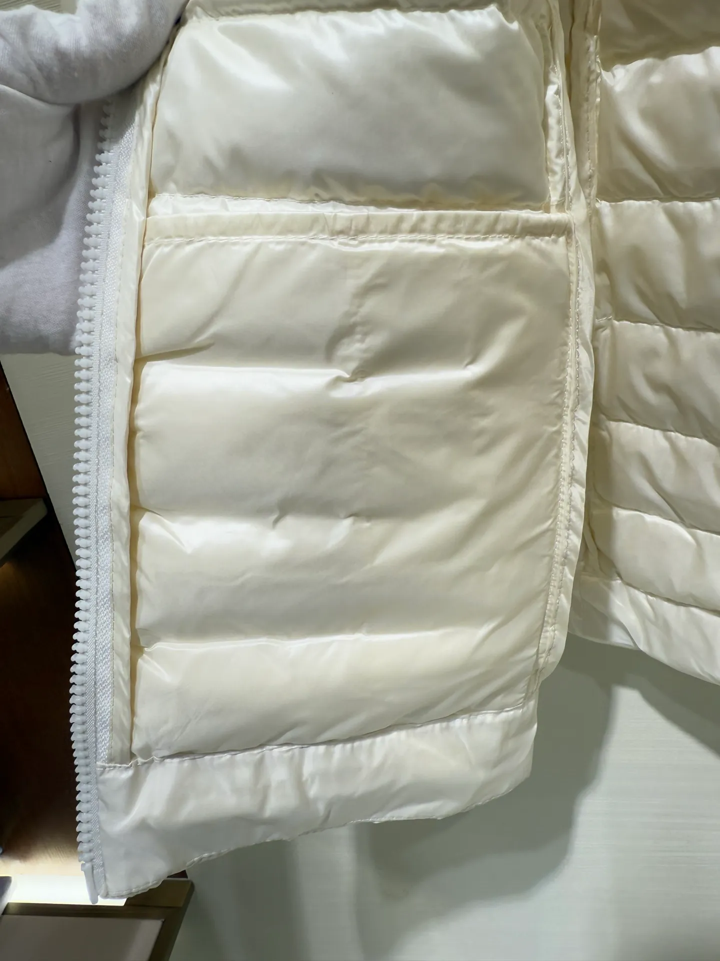 P1060 Moncler Igelle short down jacket for women. The Igelle down jacket is made of longve saison fabric and is suitable for mild weather. This nylon fabric is both warm and lightweight. Designed in a cropped silhouette, it has a slim fit and a nipped-in waist for a feminine silhouette. It is recommended to choose one size up.  Fabric: Made of longue saison fabric, Longue saison lining, filled with down (90 white goose down) Craftsmanship: zipper closure, zipper pockets, customized zigzag wool logo, customized clothing color matching hardware puller (supports NFC chip function) Color: pink black off-white Size: 1 2 3 4 4442040
