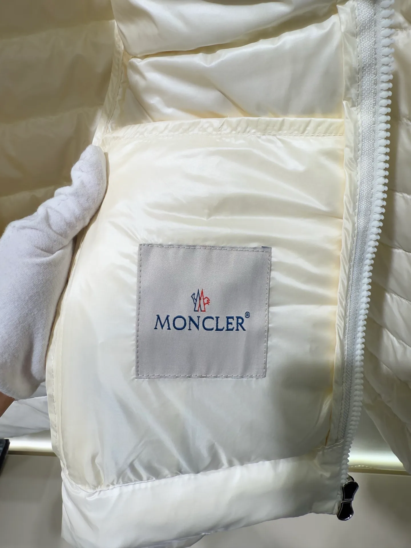 P1060 Moncler Igelle short down jacket for women. The Igelle down jacket is made of longve saison fabric and is suitable for mild weather. This nylon fabric is both warm and lightweight. Designed in a cropped silhouette, it has a slim fit and a nipped-in waist for a feminine silhouette. It is recommended to choose one size up.  Fabric: Made of longue saison fabric, Longue saison lining, filled with down (90 white goose down) Craftsmanship: zipper closure, zipper pockets, customized zigzag wool logo, customized clothing color matching hardware puller (supports NFC chip function) Color: pink black off-white Size: 1 2 3 4 4442040