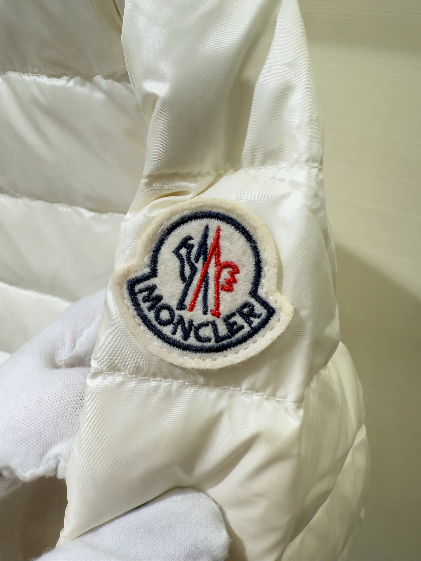 P1060 Moncler Igelle short down jacket for women. The Igelle down jacket is made of longve saison fabric and is suitable for mild weather. This nylon fabric is both warm and lightweight. Designed in a cropped silhouette, it has a slim fit and a nipped-in waist for a feminine silhouette. It is recommended to choose one size up.  Fabric: Made of longue saison fabric, Longue saison lining, filled with down (90 white goose down) Craftsmanship: zipper closure, zipper pockets, customized zigzag wool logo, customized clothing color matching hardware puller (supports NFC chip function) Color: pink black off-white Size: 1 2 3 4 4442040